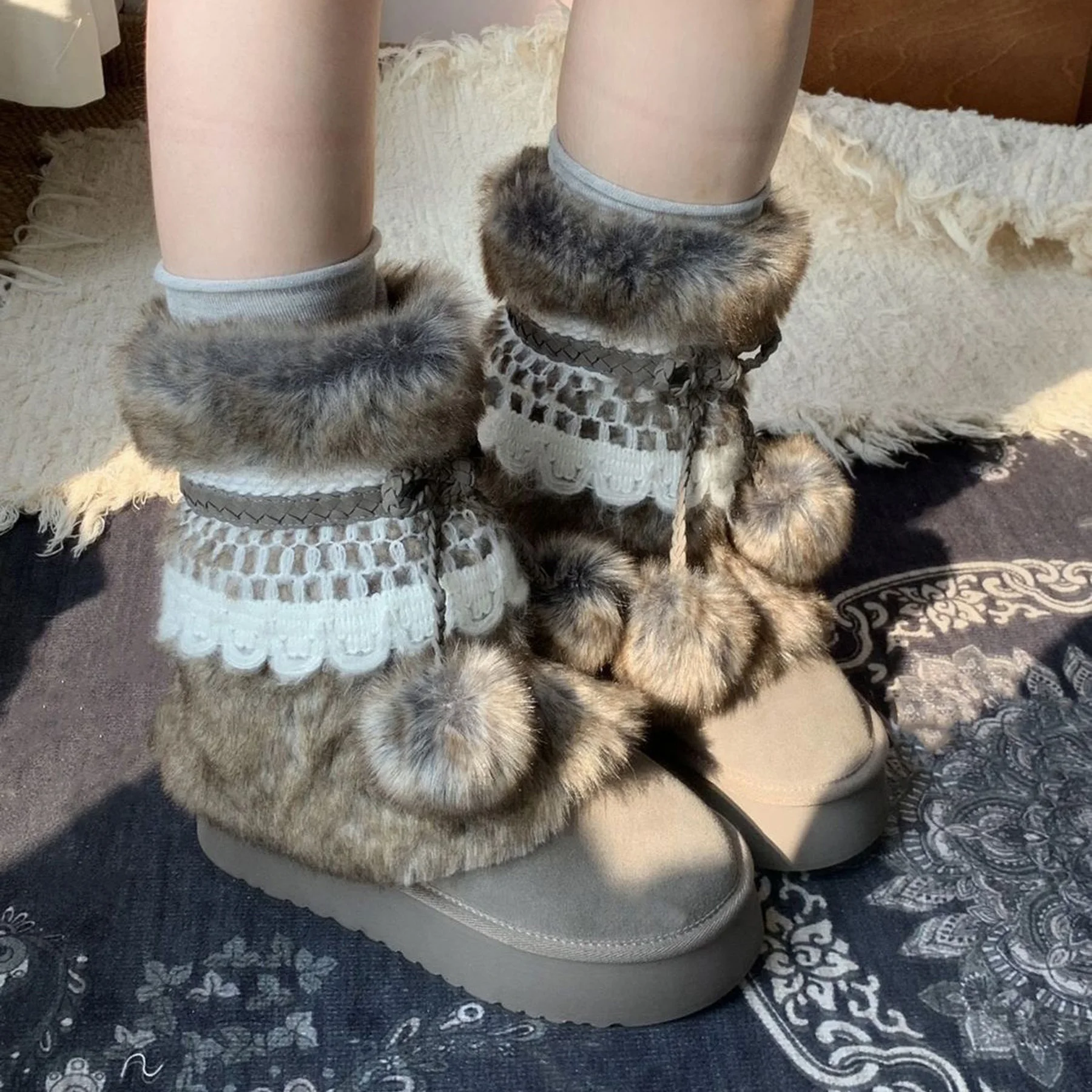 Trendy fashion Fluffy Snow Boots Women Platform Waterproof Non Slip Lace Up with Fur Pompoms and Lace Size 35-40 Winter Boots
Trendy fashion Fluffy Snow Boots Women Platform Waterproof Non Slip Lace Up with Fur Pompoms and Lace Size 35-40 Winter Boots