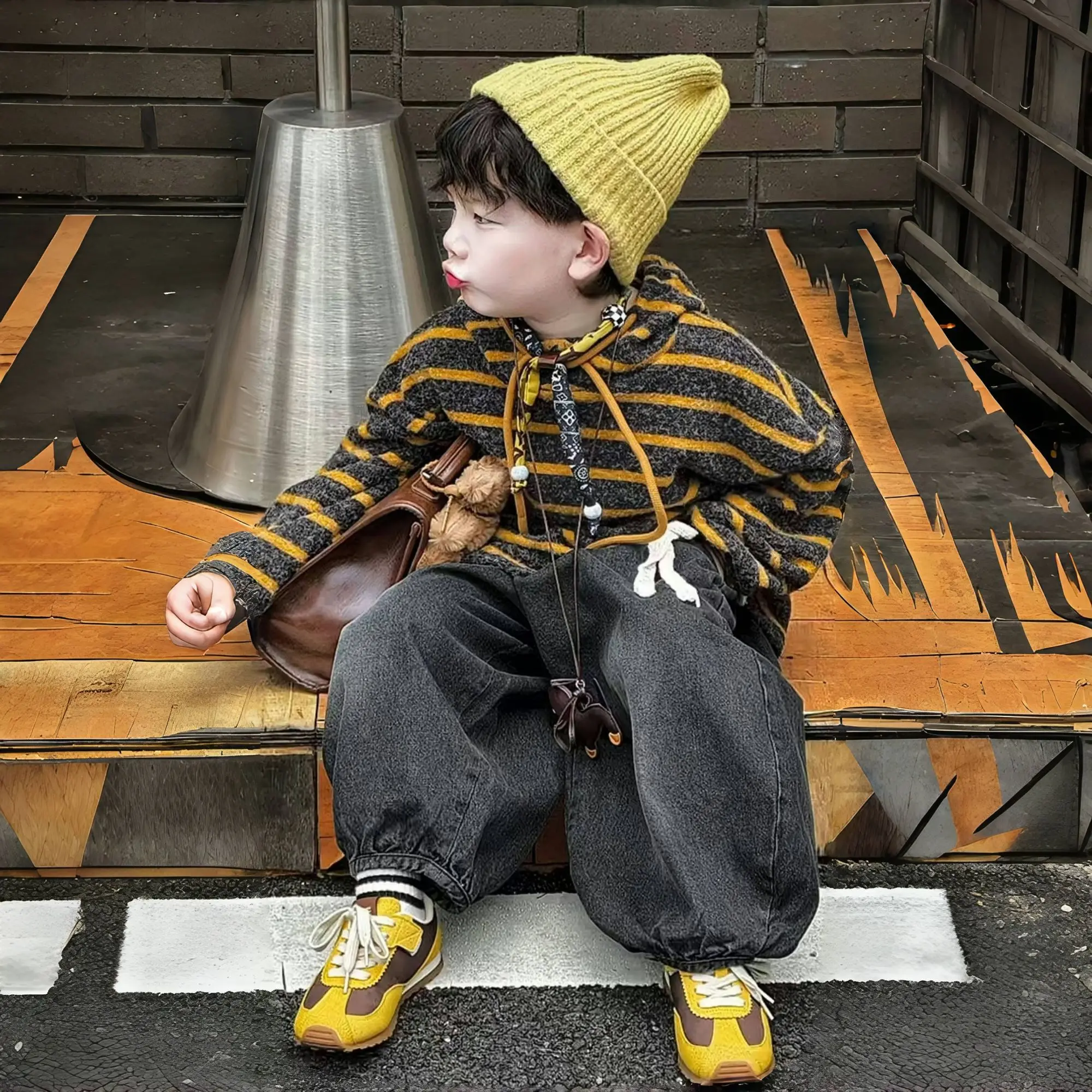 Boys' striped hooded sweatshirt set with long sleeves black and gray denim lantern pants children two-piece set
Boys' striped hooded sweatshirt set with long sleeves black and gray denim lantern pants children two-piece set