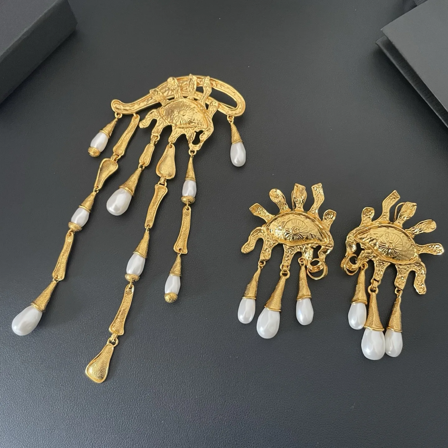 Europe America Top Quality Pearl Art Facial Features Earrings Brooch Woman Designer Brand Luxury Jewelry Trend
Europe America Top Quality Pearl Art Facial Features Earrings Brooch Woman Designer Brand Luxury Jewelry Trend