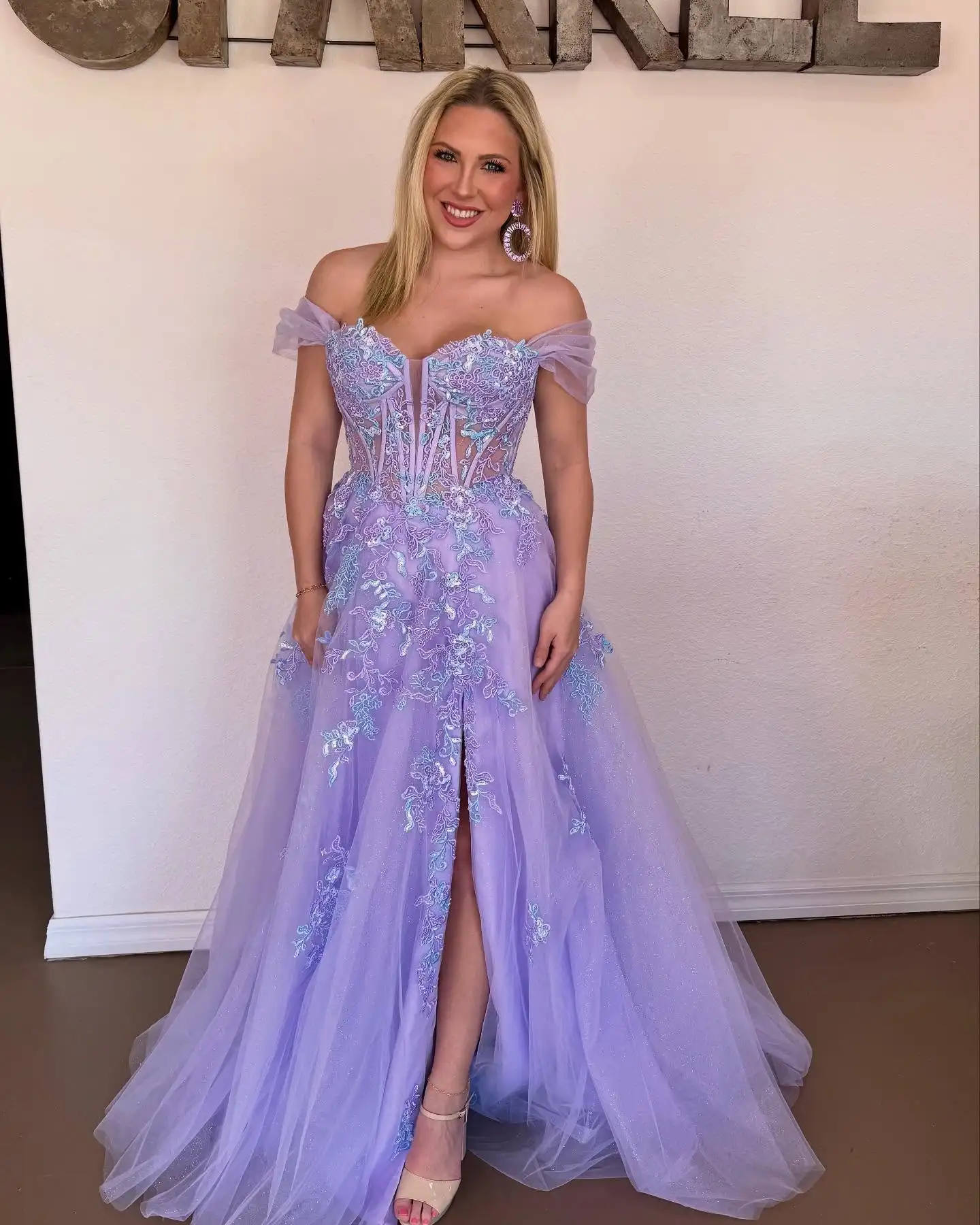 Lavender A Line Prom Dresses Off Shoulder Lace Evening Dresses Glitter Sequins Sexy Side Split Customized Wedding Guest Gowns
Lavender A Line Prom Dresses Off Shoulder Lace Evening Dresses Glitter Sequins Sexy Side Split Customized Wedding Guest Gowns