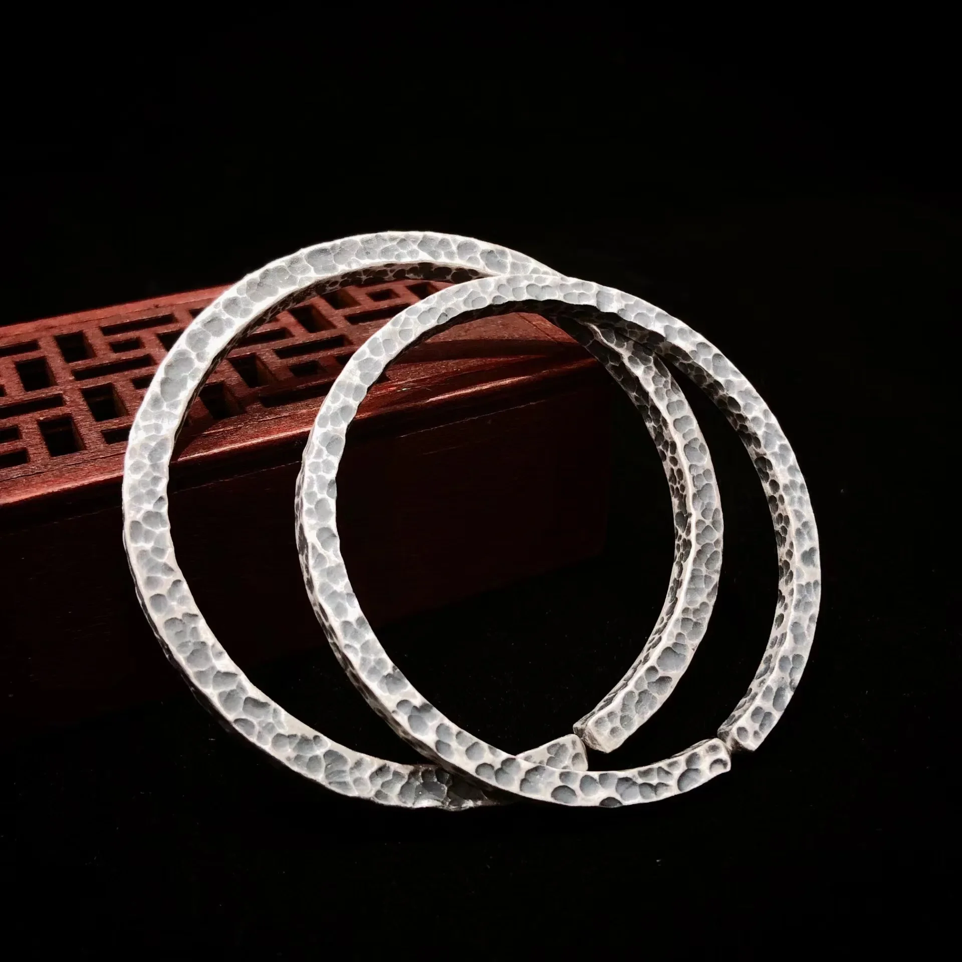 Zuyin 999 Bracelet for Men's Old Vintage Square Handmade Ethnic Style Hammer Pattern Sterling Silver Bracelet Gift Wholesale
Zuyin 999 Bracelet for Men's Old Vintage Square Handmade Ethnic Style Hammer Pattern Sterling Silver Bracelet Gift Wholesale