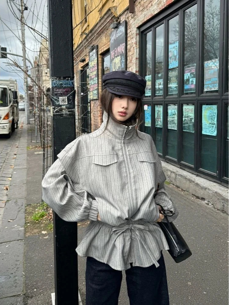 Striped Capless Casual Subculture Waist-cinching Jacket Long Sleeve Drawstring Y2k Short High Neck Zipper Woman Jackets Autumn
Striped Capless Casual Subculture Waist-cinching Jacket Long Sleeve Drawstring Y2k Short High Neck Zipper Woman Jackets Autumn