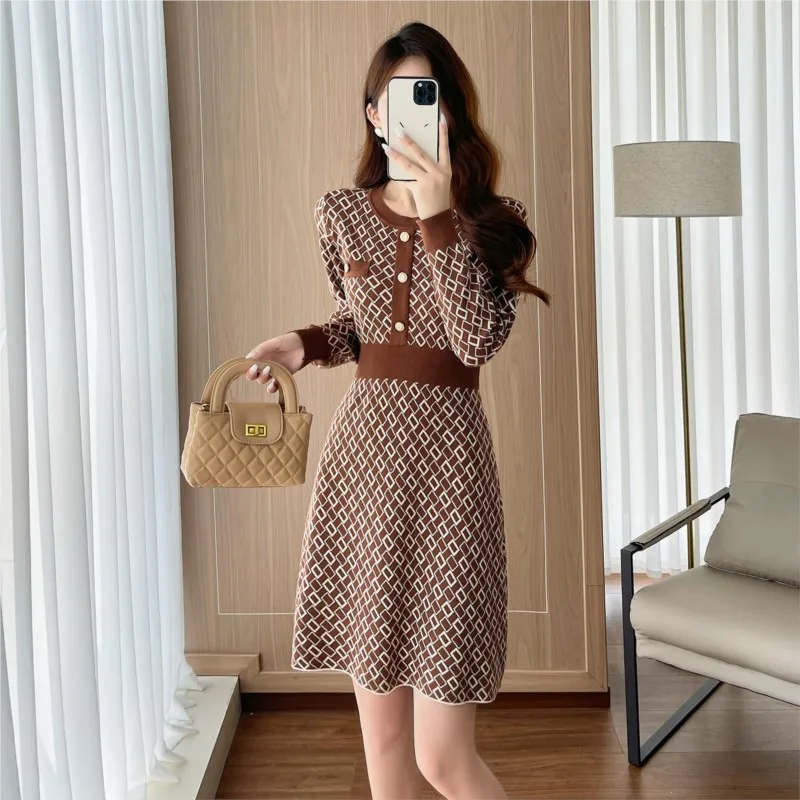 Женское трикотажное платье Коричневый жаккардовый эластичный французский аромат Весенне-осеннее платье Светское платье для отдыха Цельное мини-платье
Женское трикотажное платье Коричневый жаккардовый эластичный французский аромат Весенне-осеннее платье Светское платье для отдыха Цельное мини-платье