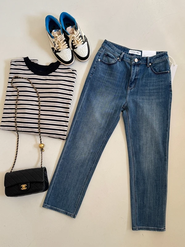 Женские повседневные корейские синие джинсовые брюки больших размеров с девятью трубкой, прямые джинсы с подставкой, весенний сезон, женская мода
Женские повседневные корейские синие джинсовые брюки больших размеров с девятью трубкой, прямые джинсы с подставкой, весенний сезон, женская мода