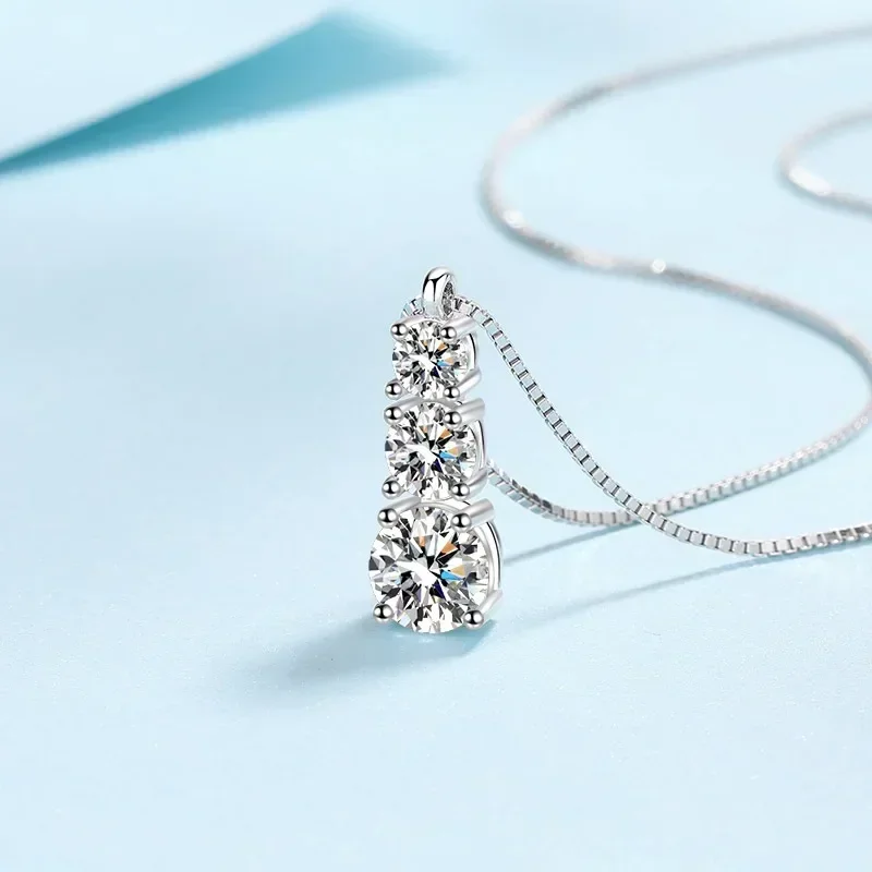 Sparkling 1.8ct 3 Stones Moissanite Pendant for Women, Ladys Diamond PT950 Platinum Cute Butterfly Chjain Jewelry GRA Certified
Sparkling 1.8ct 3 Stones Moissanite Pendant for Women, Ladys Diamond PT950 Platinum Cute Butterfly Chjain Jewelry GRA Certified