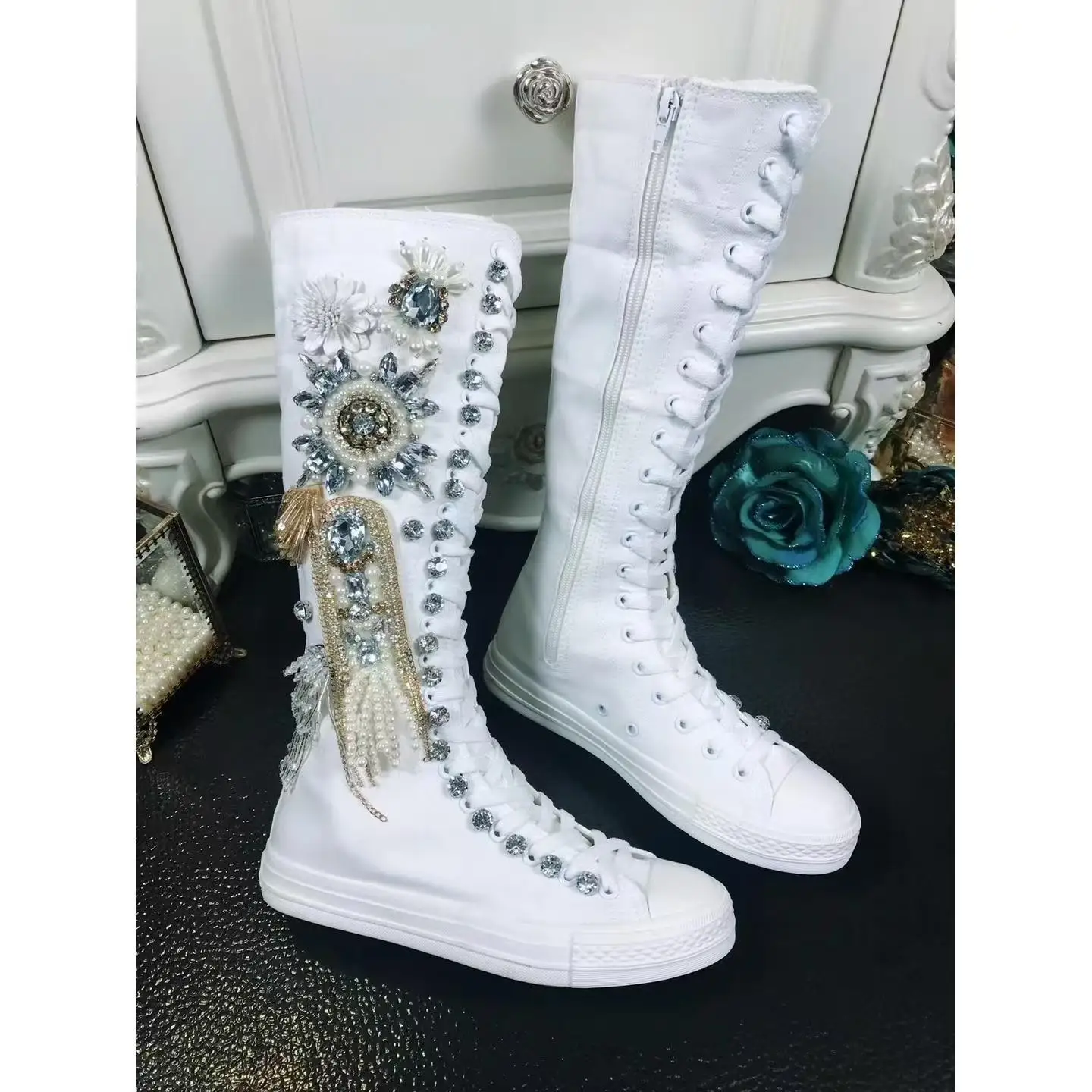 Three-dimensional flower tassel beaded rhinestone women's boots hand custom super high tube white lace-up women's shoes 35-39
Three-dimensional flower tassel beaded rhinestone women's boots hand custom super high tube white lace-up women's shoes 35-39