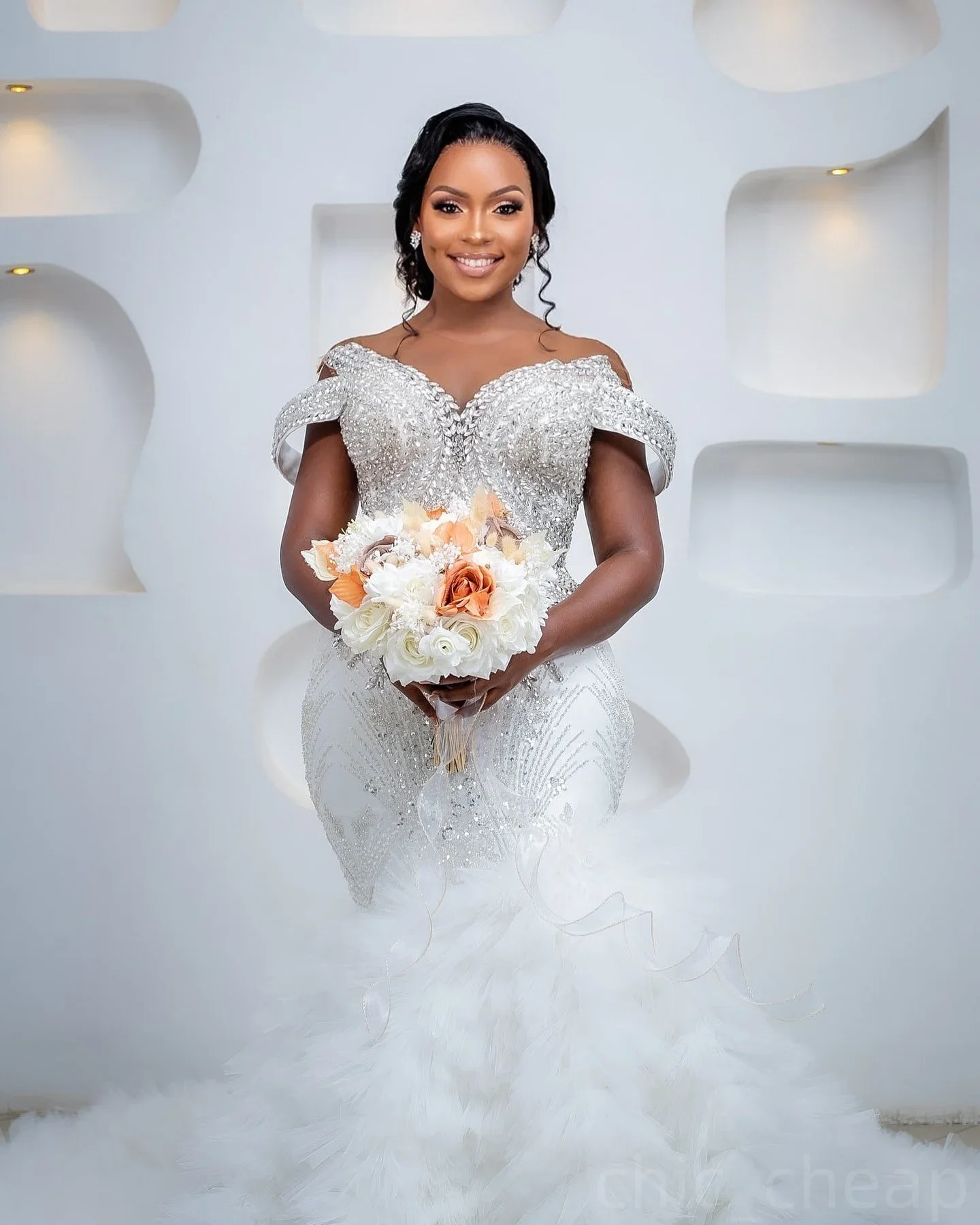 Индивидуальное свадебное платье в африканском стиле с открытыми плечами и блестящими кристаллами и бусинами Robe De Mariée, свадебное платье с длинными рукавами и рюшами
Индивидуальное свадебное платье в африканском стиле с открытыми плечами и блестящими кристаллами и бусинами Robe De Mariée, свадебное платье с длинными рукавами и рюшами