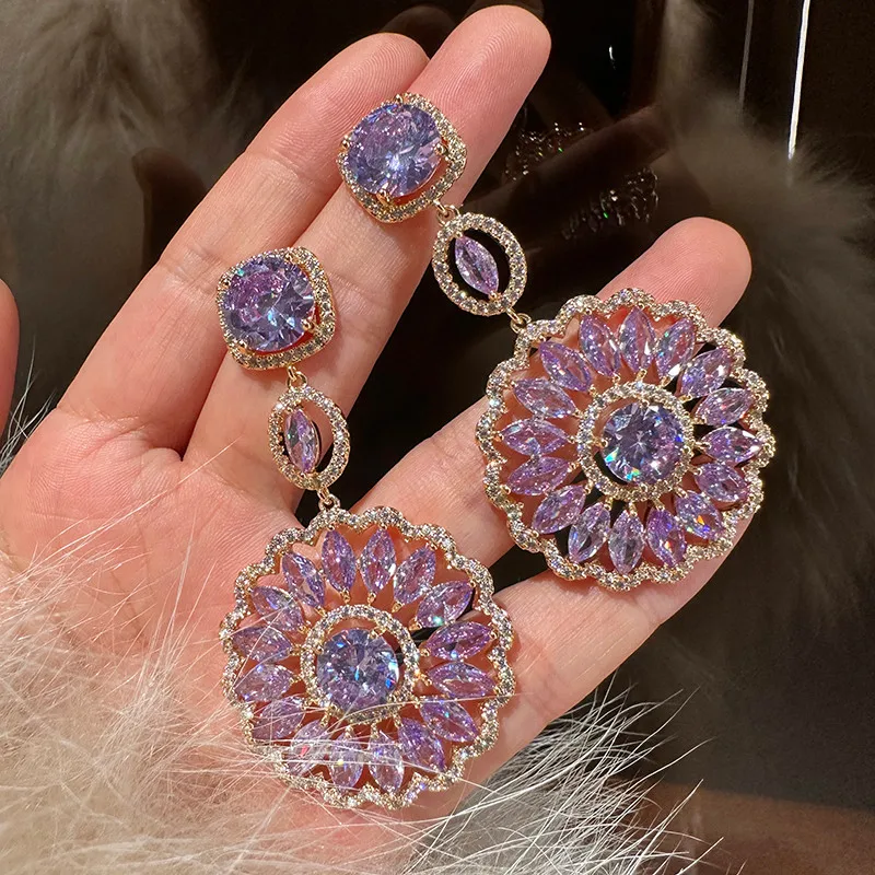 Luxury Zircon Exquisite New Temperament Earrings
Luxury Zircon Exquisite New Temperament Earrings