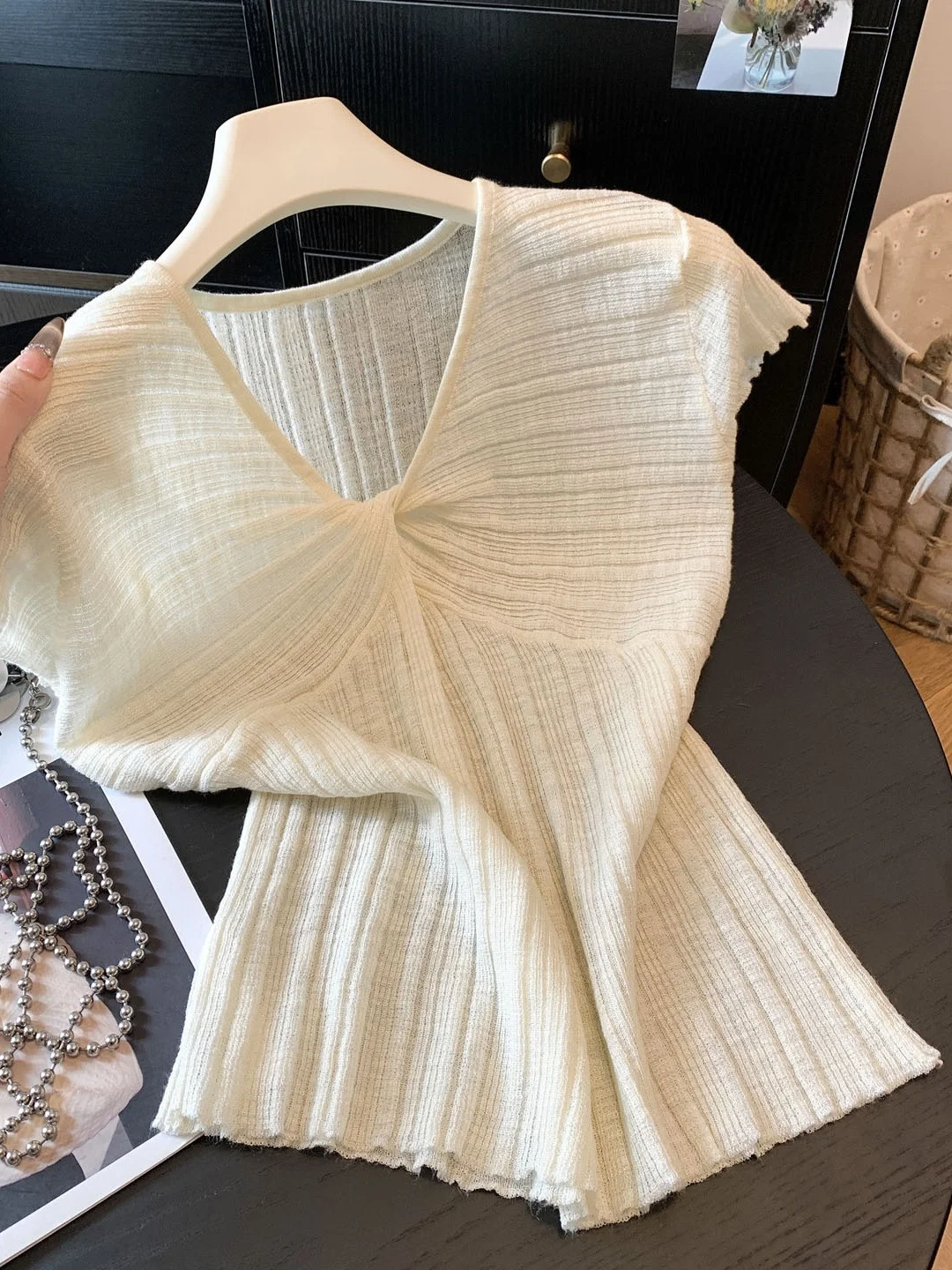 Delicate Knitted Short Sleeve V-Neck Twist Knot Top Women's Slim Fit Versatile Simple Summer Fashionable Top Gentle Wind Style
Delicate Knitted Short Sleeve V-Neck Twist Knot Top Women's Slim Fit Versatile Simple Summer Fashionable Top Gentle Wind Style