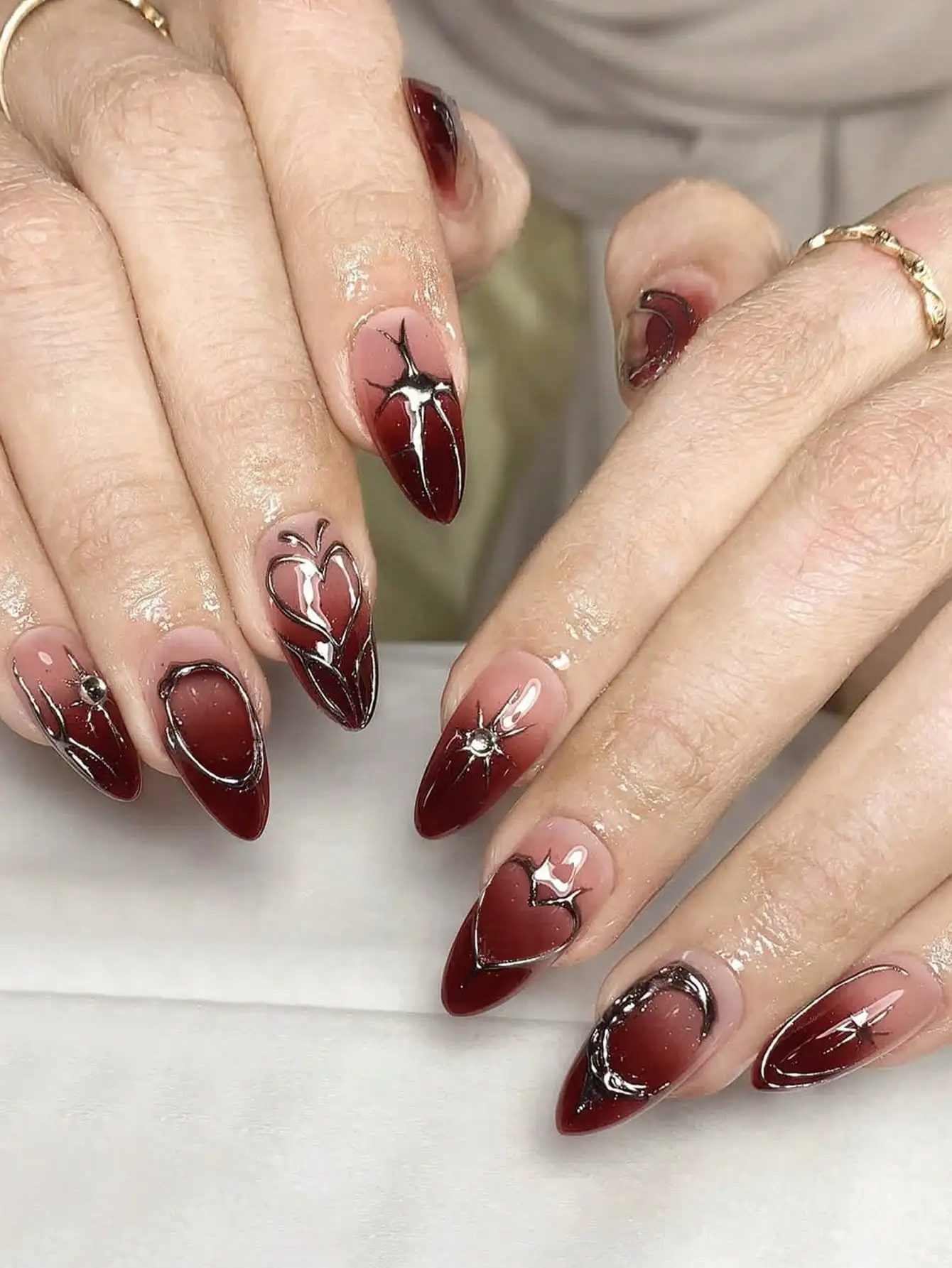 Valentine's Day Heart-Shaped Acrylic Nails 10Pcs Silver Holographic Medium Almond Shaped Nail Stickers, Y2K Red Gradient Style 3D False Nail Set, Featuring Star/Diamond Rhinestone Decorations, Perfect For Women's Holiday Party Nail Art
Valentine's Day Heart-Shaped Acrylic Nails 10Pcs Silver Holographic Medium Almond Shaped Nail Stickers, Y2K Red Gradient Style 3D False Nail Set, Featuring Star/Diamond Rhinestone Decorations, Perfect For Women's Holiday Party Nail Art