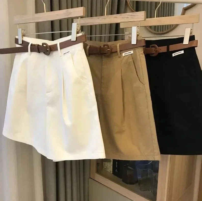 Новые широкие шорты для женщин, летние тонкие хлопковые короткие брюки трапециевидной формы, женские классические свободные повседневные женские шорты на молнии
Новые широкие шорты для женщин, летние тонкие хлопковые короткие брюки трапециевидной формы, женские классические свободные повседневные женские шорты на молнии
