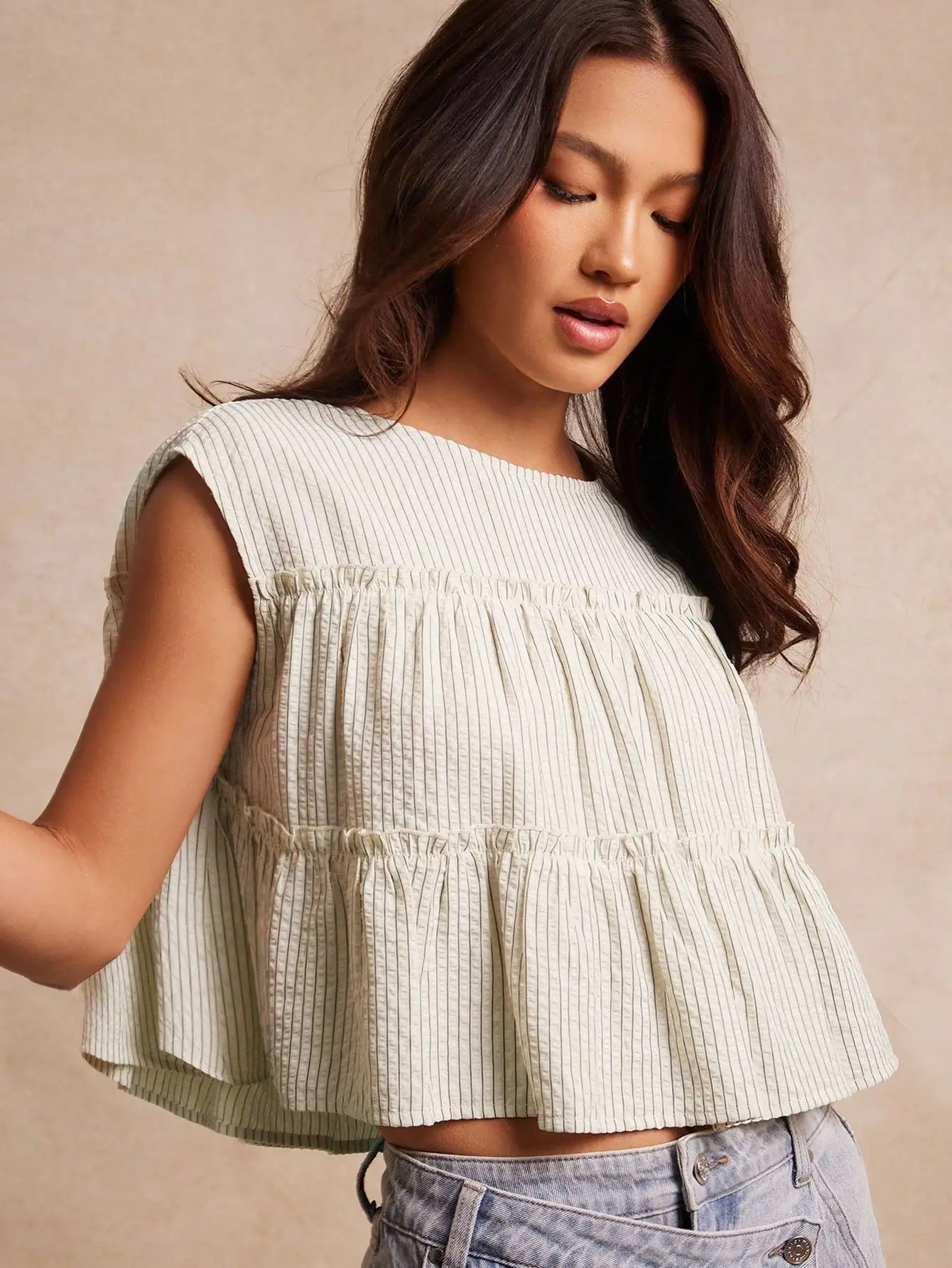 Текстурированный укороченный топ с многоярусными оборками и рукавами-крылышками для женщин, летне-осенний повседневный стиль
Текстурированный укороченный топ с многоярусными оборками и рукавами-крылышками для женщин, летне-осенний повседневный стиль