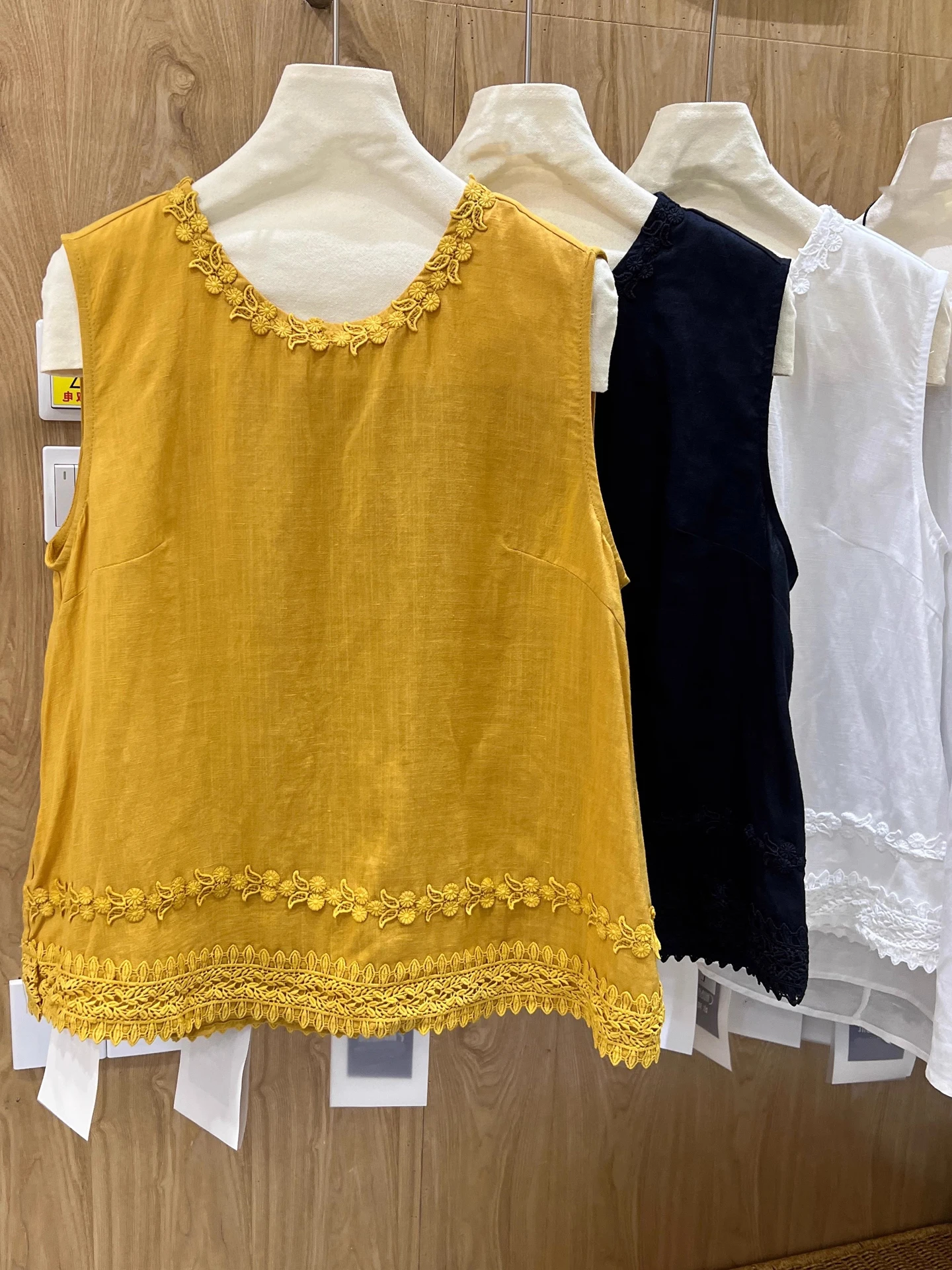 Korean Sle Chic Pure Color Lace Trim round Ne Svel Vest irt Women's Summer Commute Versatile irt Straight Cut
Korean Sle Chic Pure Color Lace Trim round Ne Svel Vest irt Women's Summer Commute Versatile irt Straight Cut