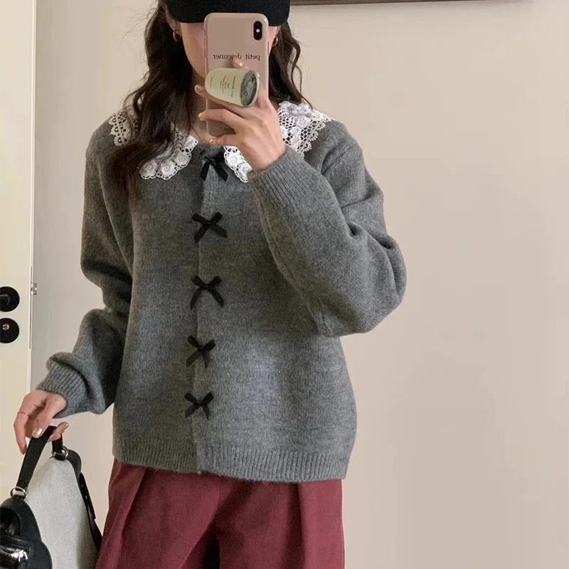 2025 Women's Bow Button Sweet Knitted Cardigan Lace Spliced Chic Design O-Neck Open Outerwear Lace Patchwork Aesthetic Cardigans
2025 Women's Bow Button Sweet Knitted Cardigan Lace Spliced Chic Design O-Neck Open Outerwear Lace Patchwork Aesthetic Cardigans