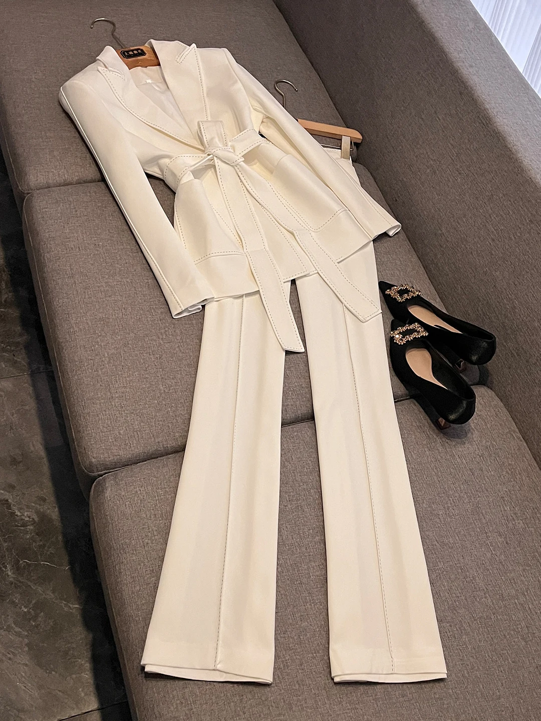 2026 New Women's Suit Set Waist-Cinching Belted Slimming High-End Minimalist Two-Piece Set A05288 Elegant Professional Fashion
2026 New Women's Suit Set Waist-Cinching Belted Slimming High-End Minimalist Two-Piece Set A05288 Elegant Professional Fashion