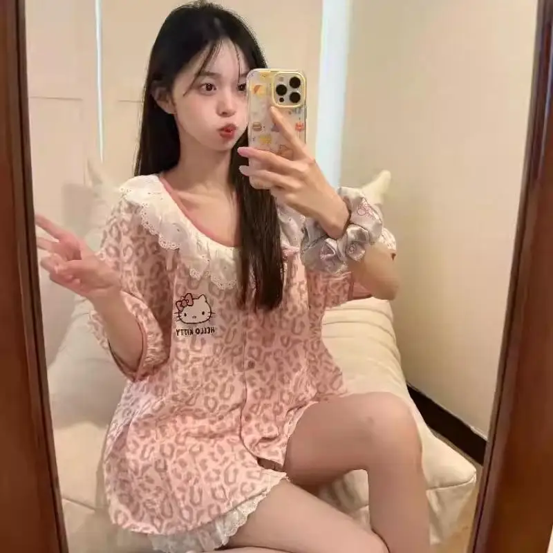 Sanrio кружевные пижамы с леопардовым принтом, 2 шт., модные летние шорты с короткими рукавами для девочек, новый стиль, тонкая стильная домашняя одежда 
Sanrio кружевные пижамы с леопардовым принтом, 2 шт., модные летние шорты с короткими рукавами для девочек, новый стиль, тонкая стильная домашняя одежда