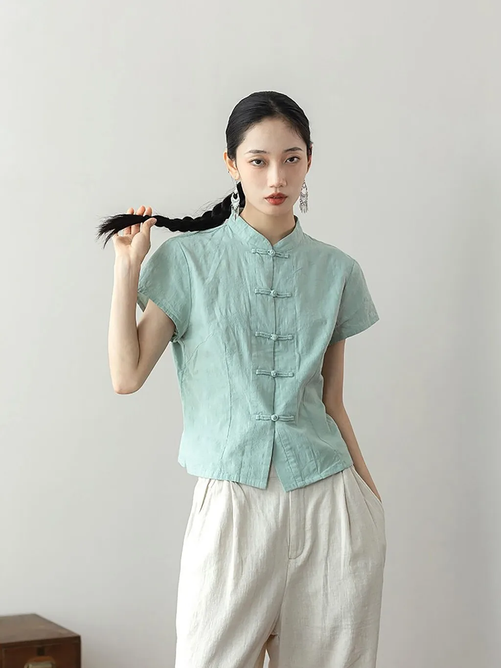 Женская традиционная китайская рубашка с воротником на пуговицах, приталенная, из чистого хлопка, однотонная, модный дизайн
Женская традиционная китайская рубашка с воротником на пуговицах, приталенная, из чистого хлопка, однотонная, модный дизайн