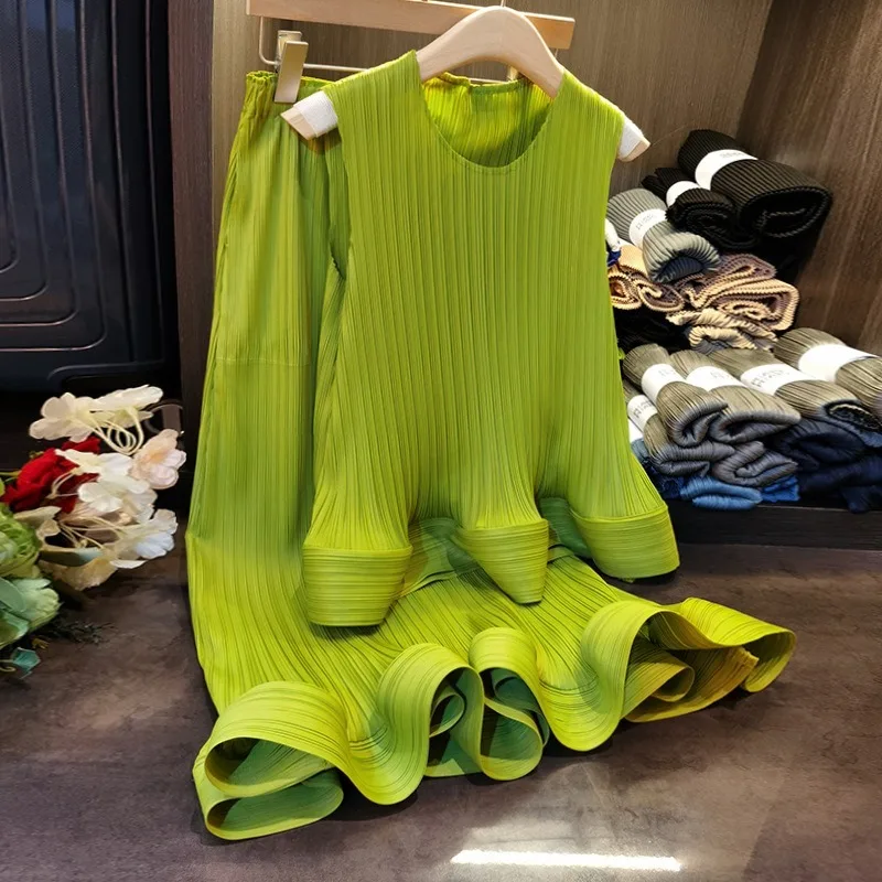 Women's Sleeveless Vest Pleated Top Half Skirt Temperament Elegant Set Miyake Style Simple Loose Stretchy Commuter Clothing
Women's Sleeveless Vest Pleated Top Half Skirt Temperament Elegant Set Miyake Style Simple Loose Stretchy Commuter Clothing