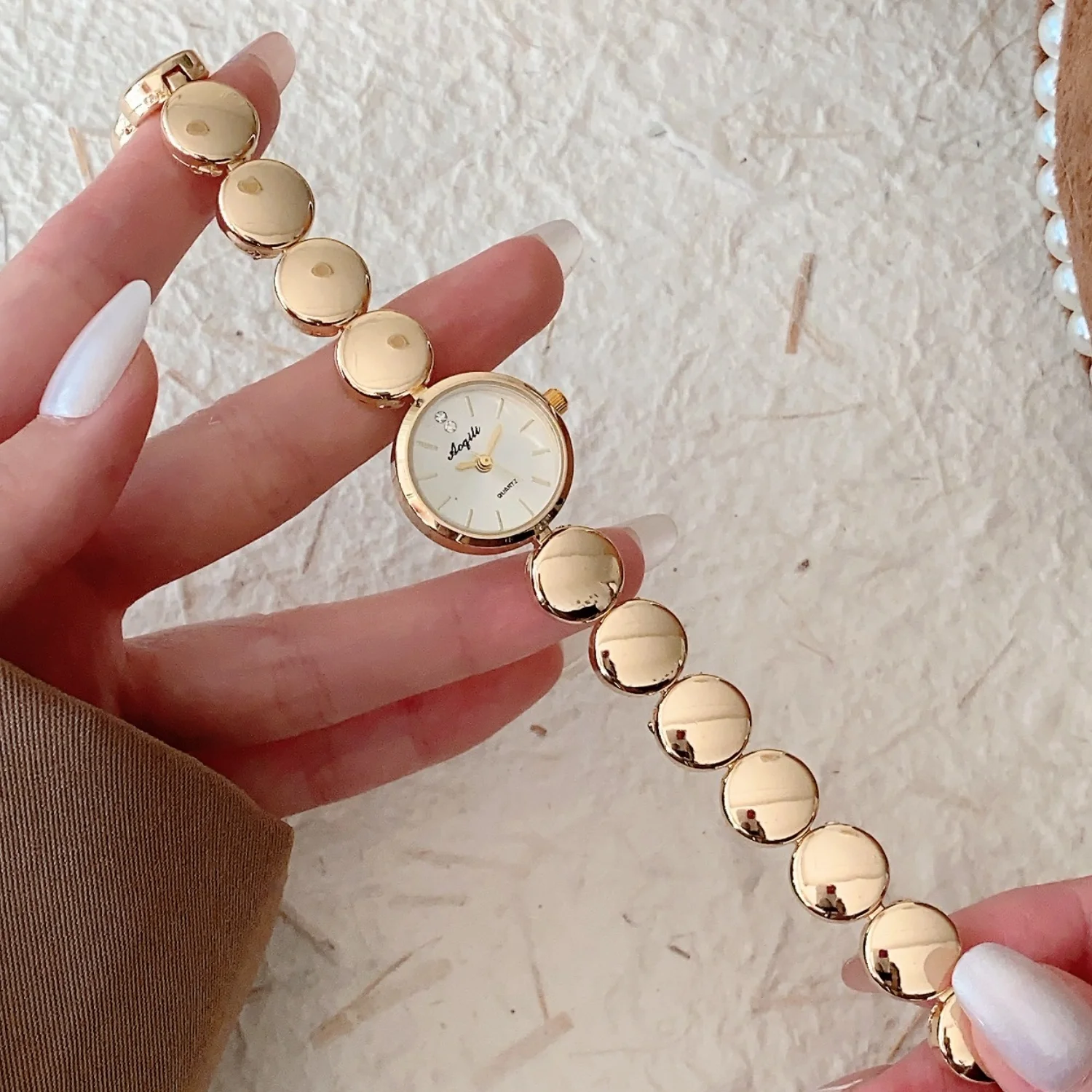 Elegant Original Golden Women's Watches Retro Luxury Bracelet Band Woman Watch With Round Dial Quartz Wristwatches New Arrival
Elegant Original Golden Women's Watches Retro Luxury Bracelet Band Woman Watch With Round Dial Quartz Wristwatches New Arrival