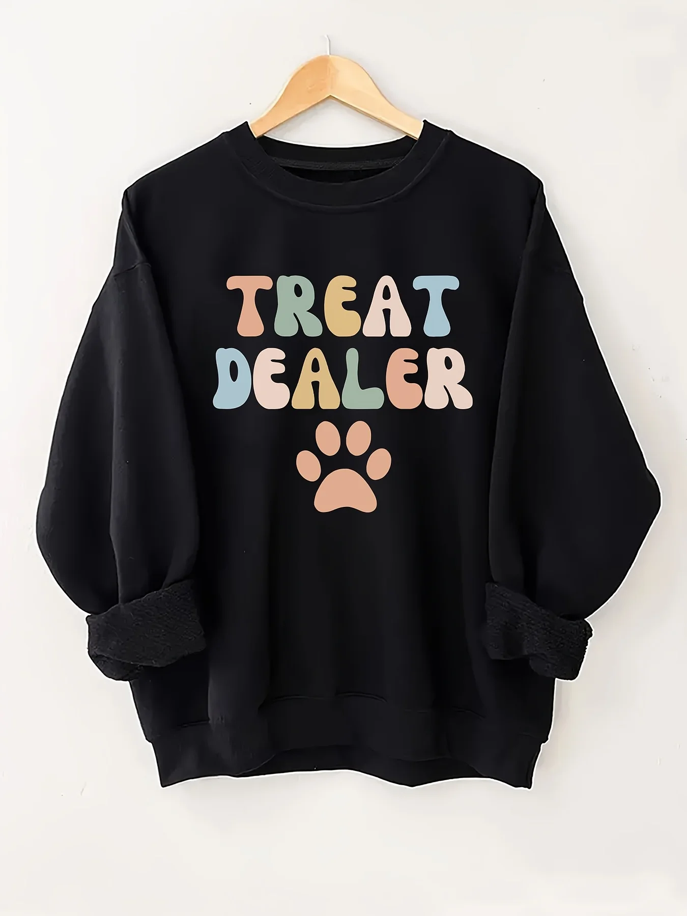 One casual round-neck hoodie with paw prints and the letter pattern "TREAT DEALER"
One casual round-neck hoodie with paw prints and the letter pattern "TREAT DEALER"