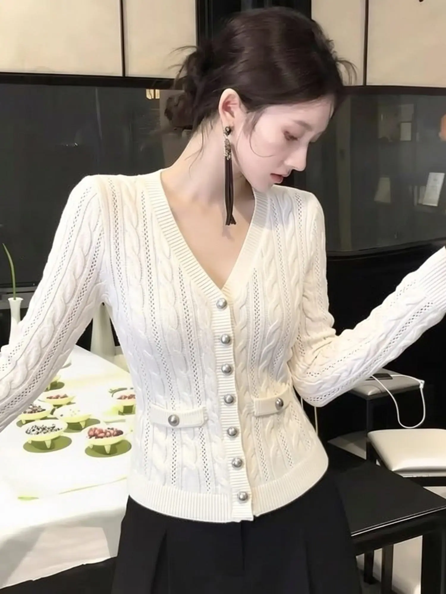 Korean Style V-Neck Single Button Knitted Cardigan Women's Spring High-End Short Sweater Jacket Slimming Fashion City Walk
Korean Style V-Neck Single Button Knitted Cardigan Women's Spring High-End Short Sweater Jacket Slimming Fashion City Walk