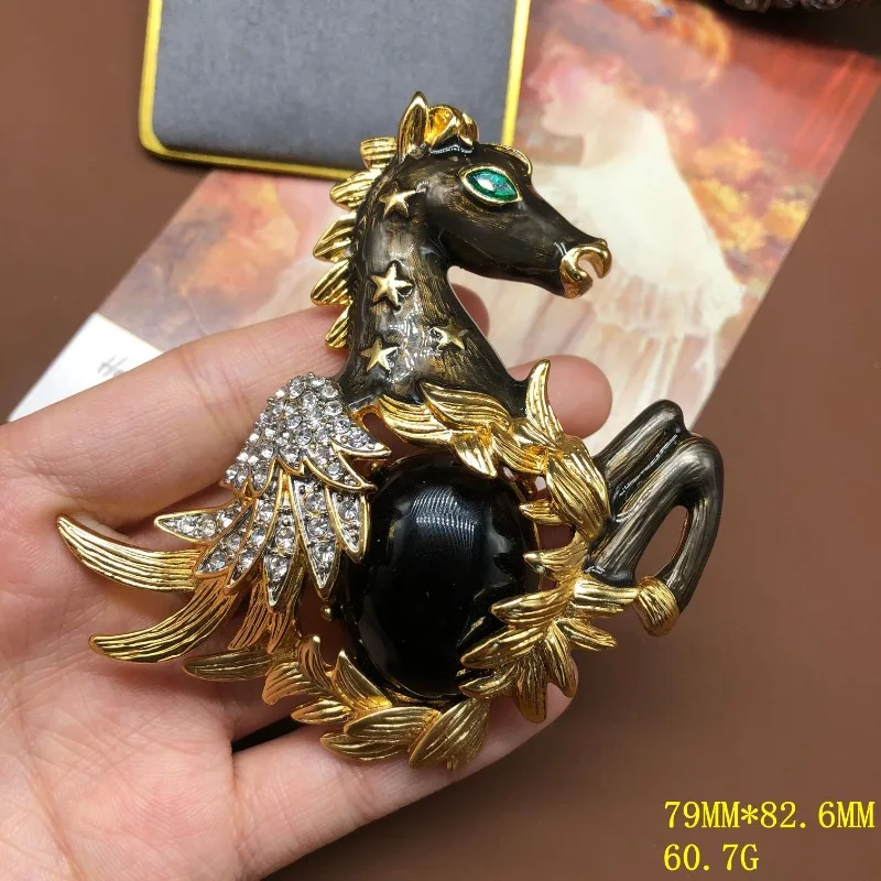 Retro Design Black Enamel Horse Head Brooch with Diamonds Premium Atmospheric Pin Accessories Exquisite Fashion
Retro Design Black Enamel Horse Head Brooch with Diamonds Premium Atmospheric Pin Accessories Exquisite Fashion