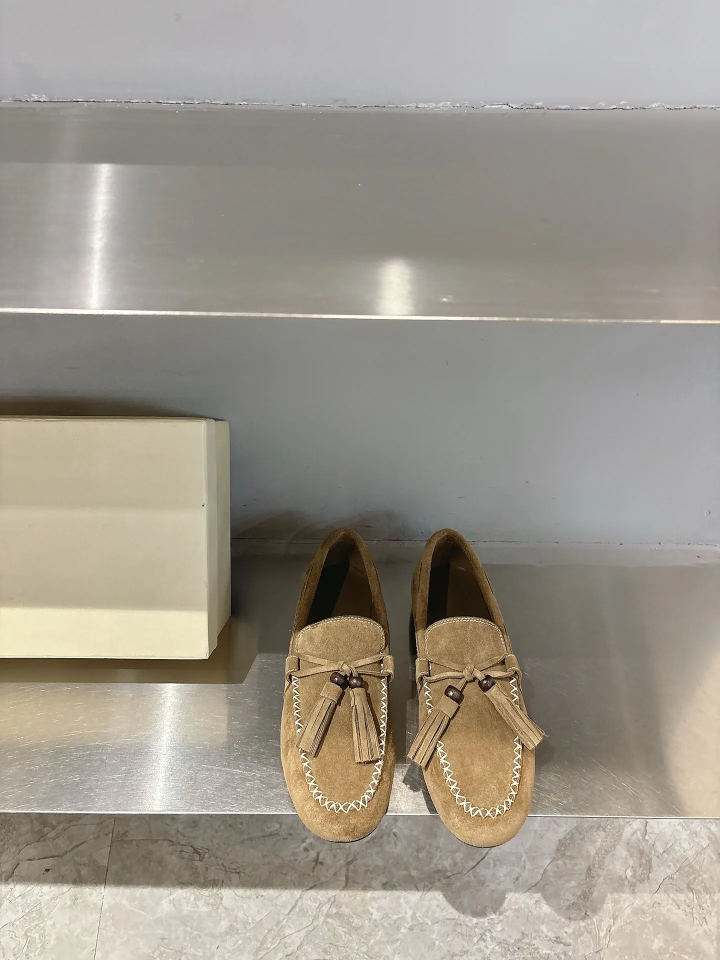 Новые женские туфли 2025 года из воловьей ткани и подкладки из овчины, модным и высококачественным ощущением, размеры 35-41.
Новые женские туфли 2025 года из воловьей ткани и подкладки из овчины, модным и высококачественным ощущением, размеры 35-41.