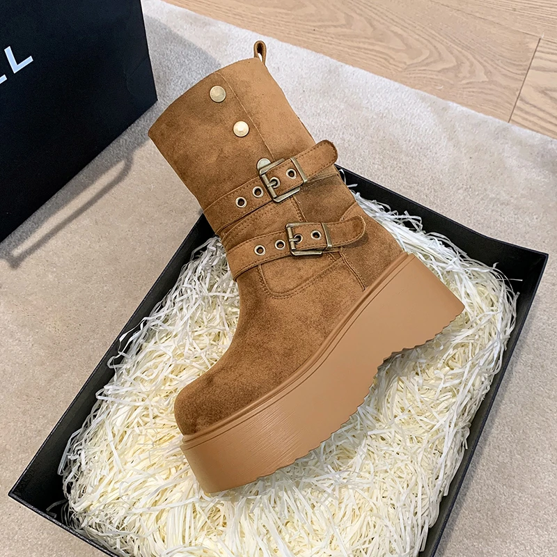 Женская обувь, современные ботинки на платформе 6,5 см, туфли в стиле панк с пряжкой на ремне, 2021, женские замшевые мотоциклетные ботинки, ботинки до середины икры
Женская обувь, современные ботинки на платформе 6,5 см, туфли в стиле панк с пряжкой на ремне, 2021, женские замшевые мотоциклетные ботинки, ботинки до середины икры