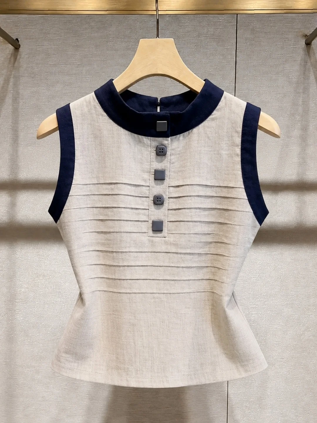 Color Block Slim Fit Sleeveless Vest Korean Style Elegant Summer Top Women's Fashionable Pleated Casual Silk round Neck Tank Top
Color Block Slim Fit Sleeveless Vest Korean Style Elegant Summer Top Women's Fashionable Pleated Casual Silk round Neck Tank Top