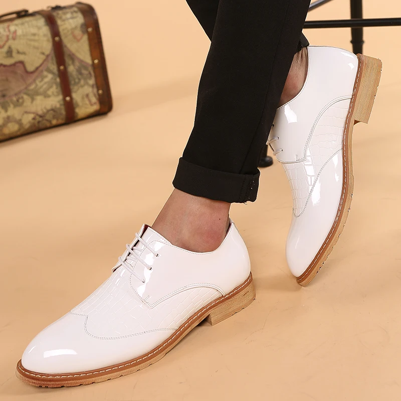 Spring New Fashionable Patent Leather Block Shoes British Style Comfortable Lace Up Pointed Gentlemen's Business Wedding Shoes
Spring New Fashionable Patent Leather Block Shoes British Style Comfortable Lace Up Pointed Gentlemen's Business Wedding Shoes
