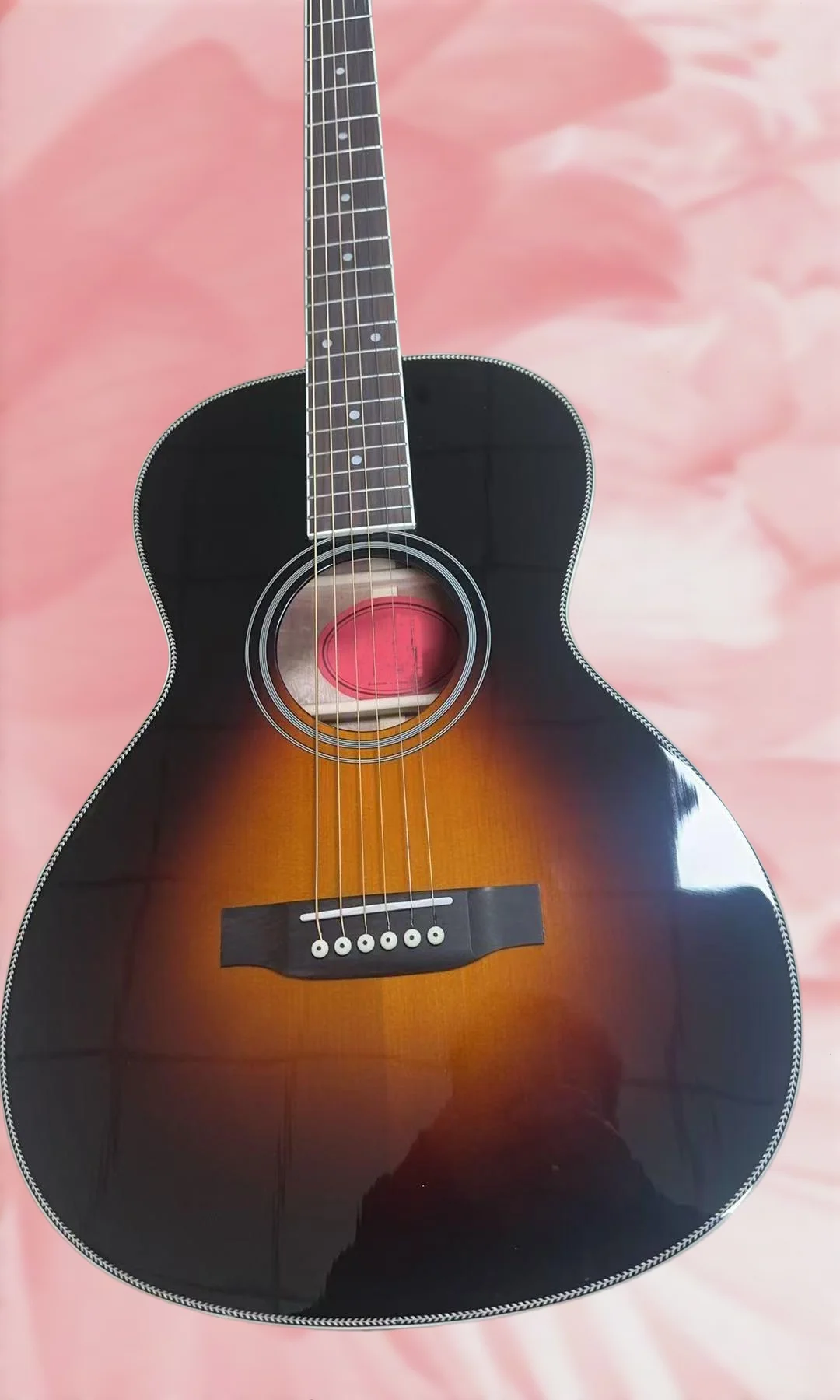 Акустическая гитара Keb' Mo' Blues Master 2012, ручной работы, цвет Sunburst, верхняя дека из цельной ели, гриф из палисандра, 20 ладов, костяной нут и санфингерборд.
Акустическая гитара Keb' Mo' Blues Master 2012, ручной работы, цвет Sunburst, верхняя дека из цельной ели, гриф из палисандра, 20 ладов, костяной нут и санфингерборд.