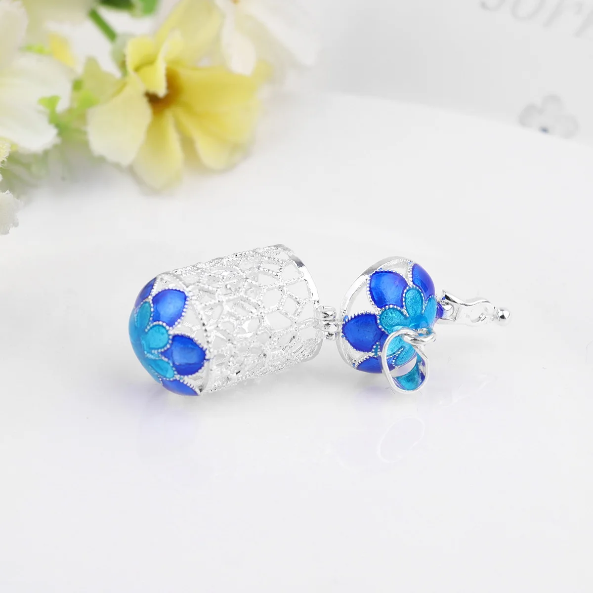 Perfume Bottle Charm Pendant Hollow Out Cylindrical Locket Essential Oils Diffuser Lid for Necklace Bracelet DIY Jewelry
Perfume Bottle Charm Pendant Hollow Out Cylindrical Locket Essential Oils Diffuser Lid for Necklace Bracelet DIY Jewelry