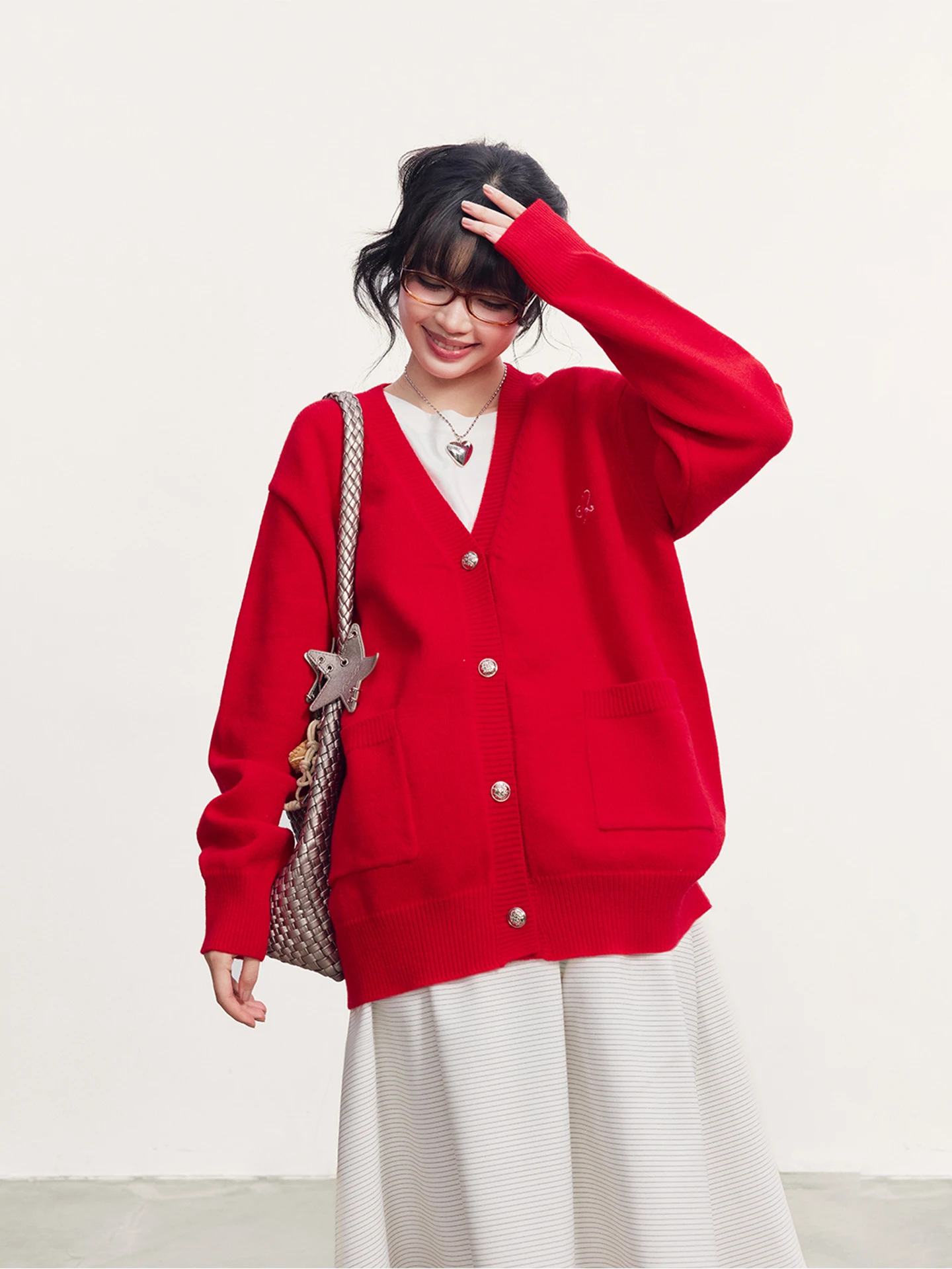 Красный вязаный кардиган с V-образным вырезом, новогодний свитер, свободный крой, мягкий акриловый смесовый трикотаж, с принтами: котенок, алкоголь, сердце, роза, сыр
Красный вязаный кардиган с V-образным вырезом, новогодний свитер, свободный крой, мягкий акриловый смесовый трикотаж, с принтами: котенок, алкоголь, сердце, роза, сыр