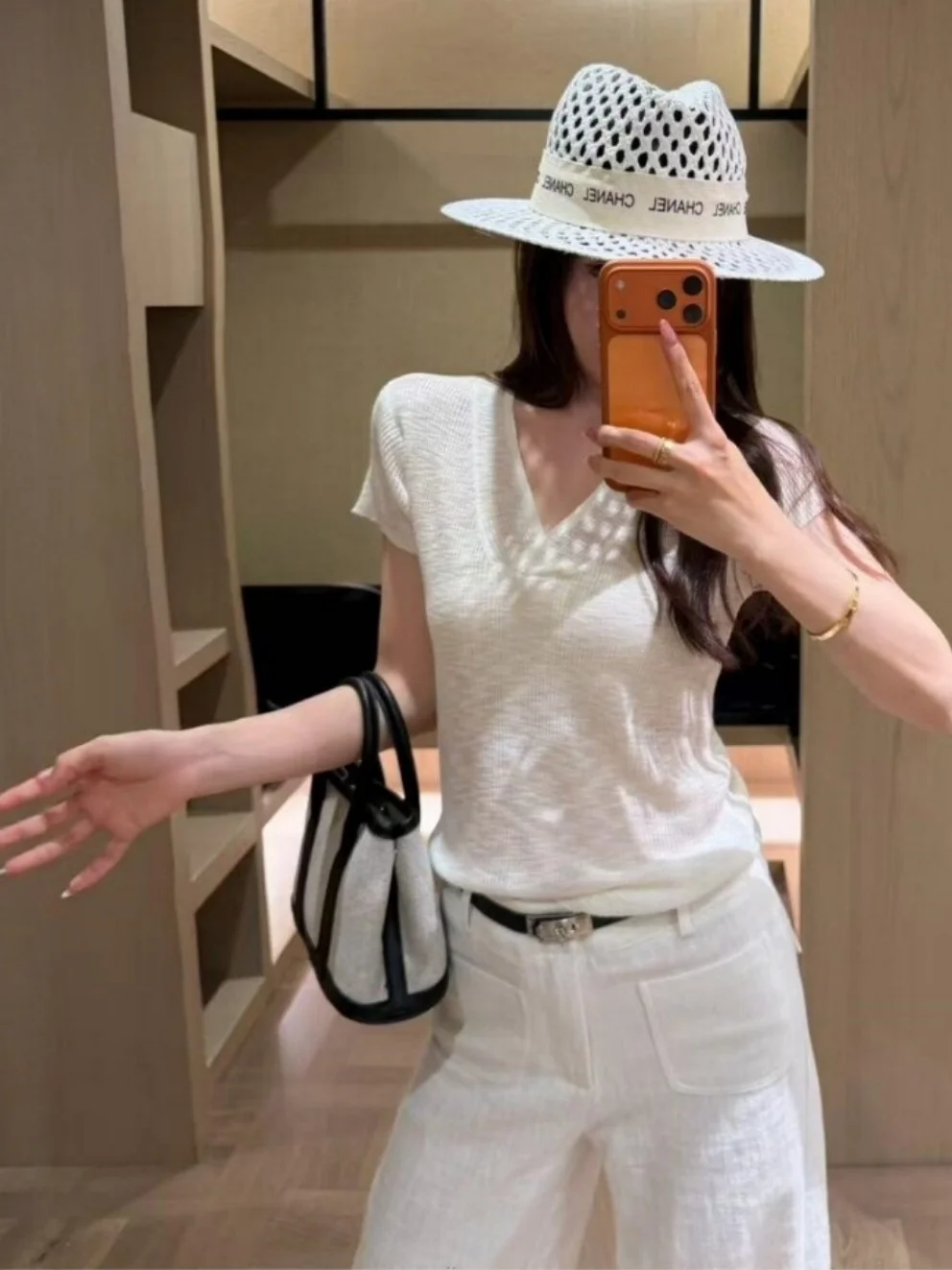 Korean Style Chic V-Neck Ice Silk Knitted Short Sleeve T-Shirt Women's Summer Slim Fit Lightweight Shoulder High Quality Top
Korean Style Chic V-Neck Ice Silk Knitted Short Sleeve T-Shirt Women's Summer Slim Fit Lightweight Shoulder High Quality Top