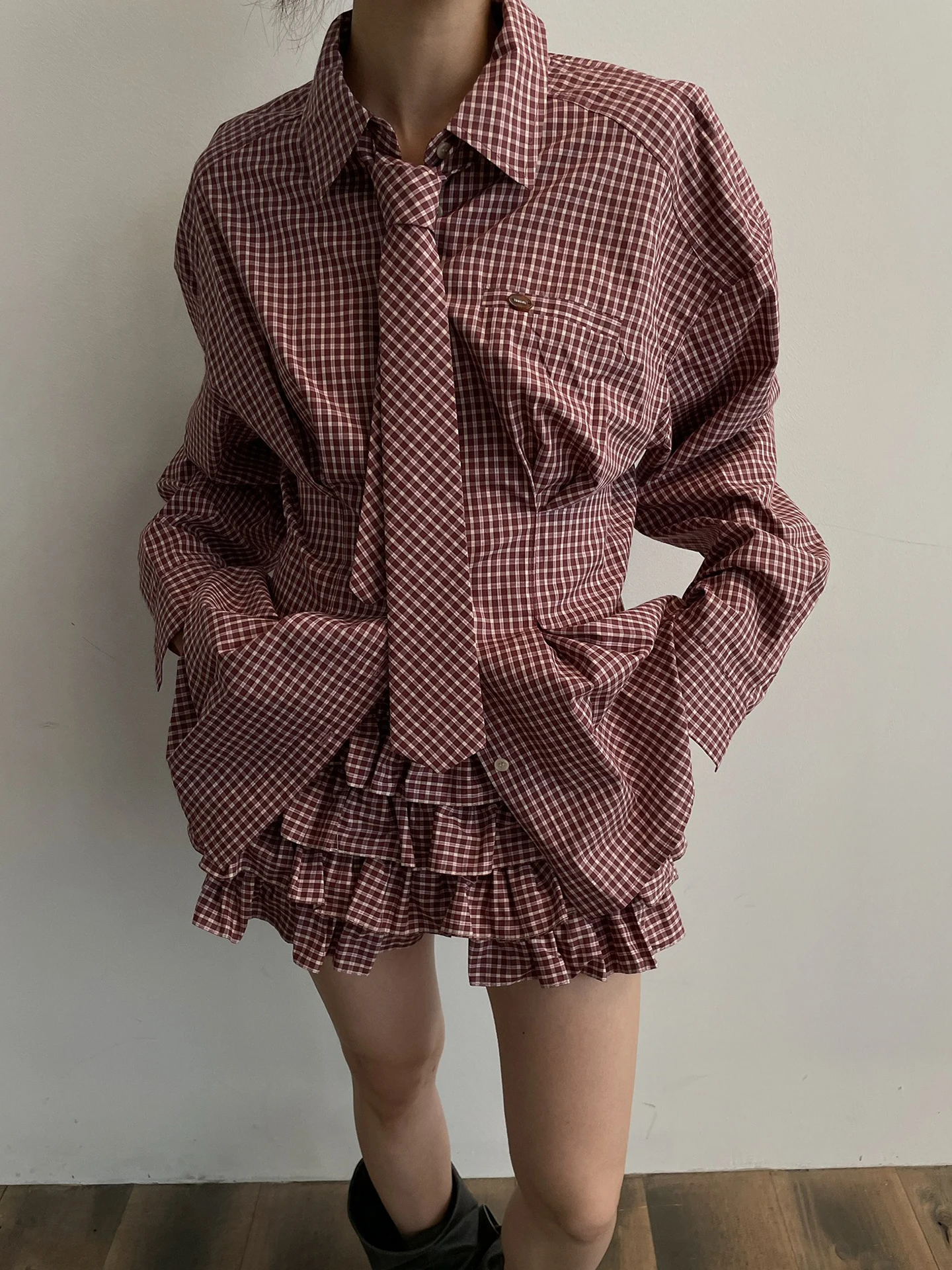 Clothland женский элегантный клетчатый комплект из двух предметов, рубашка с длинным рукавом и галстуком-бабочкой, мини-шорты, юбки с шортами, костюмы в консервативном стиле TA707
Clothland женский элегантный клетчатый комплект из двух предметов, рубашка с длинным рукавом и галстуком-бабочкой, мини-шорты, юбки с шортами, костюмы в консервативном стиле TA707