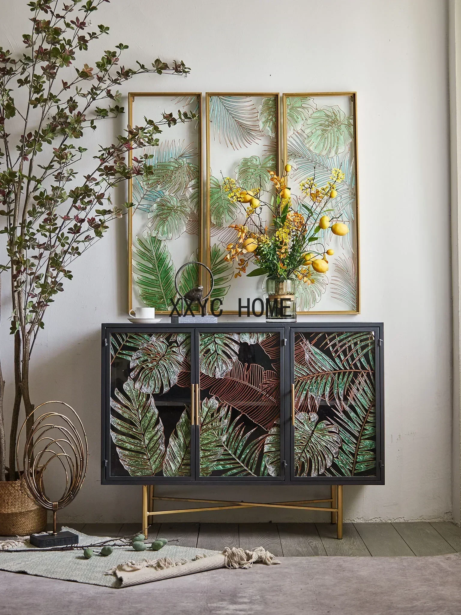 Шкаф для хранения в европейском стиле, ретро-витрина, буфет с коваными элементами и стеклянными дверцами
Шкаф для хранения в европейском стиле, ретро-витрина, буфет с коваными элементами и стеклянными дверцами