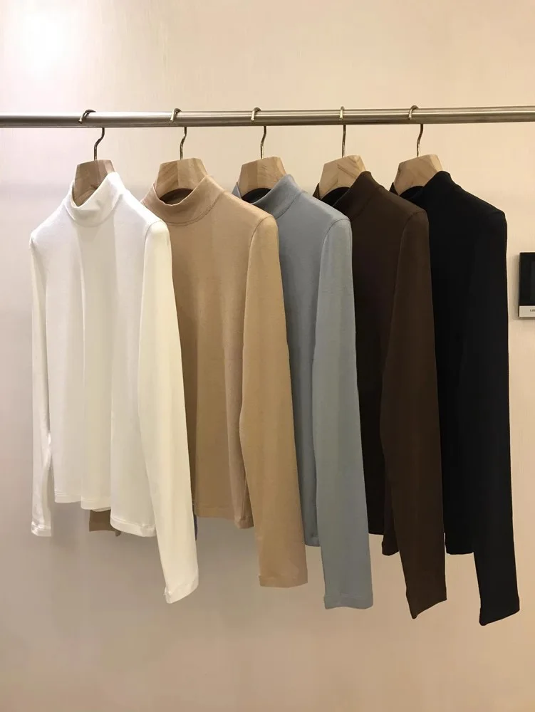 Кашемир на осень и зиму в сочетании с горячим пуловером с полувысоким воротником и женской футболкой с длинными рукавами.
Кашемир на осень и зиму в сочетании с горячим пуловером с полувысоким воротником и женской футболкой с длинными рукавами.