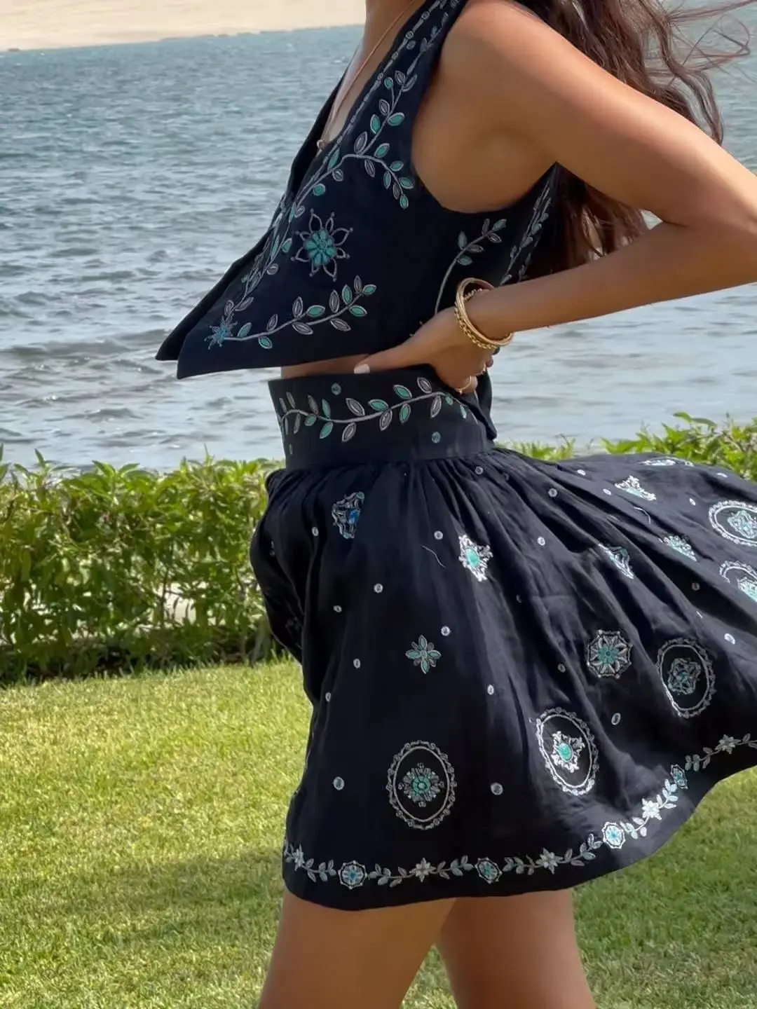 Women Embroidery Holiday Style Set U-Neck Sleeveless Vest + High Waist A-Line Pleated Mini Skirt Fashion Linen Suit
Women Embroidery Holiday Style Set U-Neck Sleeveless Vest + High Waist A-Line Pleated Mini Skirt Fashion Linen Suit