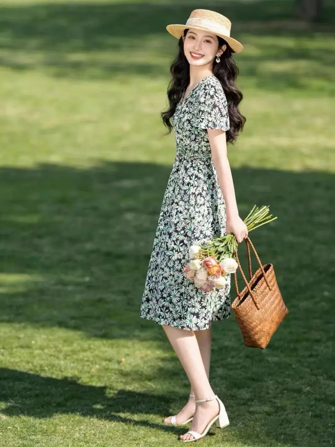 Black Base Yellow Daisy Print Silk Dress | French Countryside Waist-Cinching Slim Fit Dress | UK8-UK14
Black Base Yellow Daisy Print Silk Dress | French Countryside Waist-Cinching Slim Fit Dress | UK8-UK14