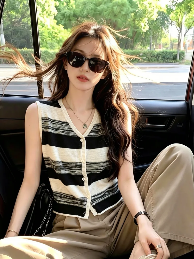 V-Neck Color Block Stripe Sleeveless Knitted Vest Women's Summer New Lazy Fashion Top Self-Keeping Style Korean Straight Cut
V-Neck Color Block Stripe Sleeveless Knitted Vest Women's Summer New Lazy Fashion Top Self-Keeping Style Korean Straight Cut