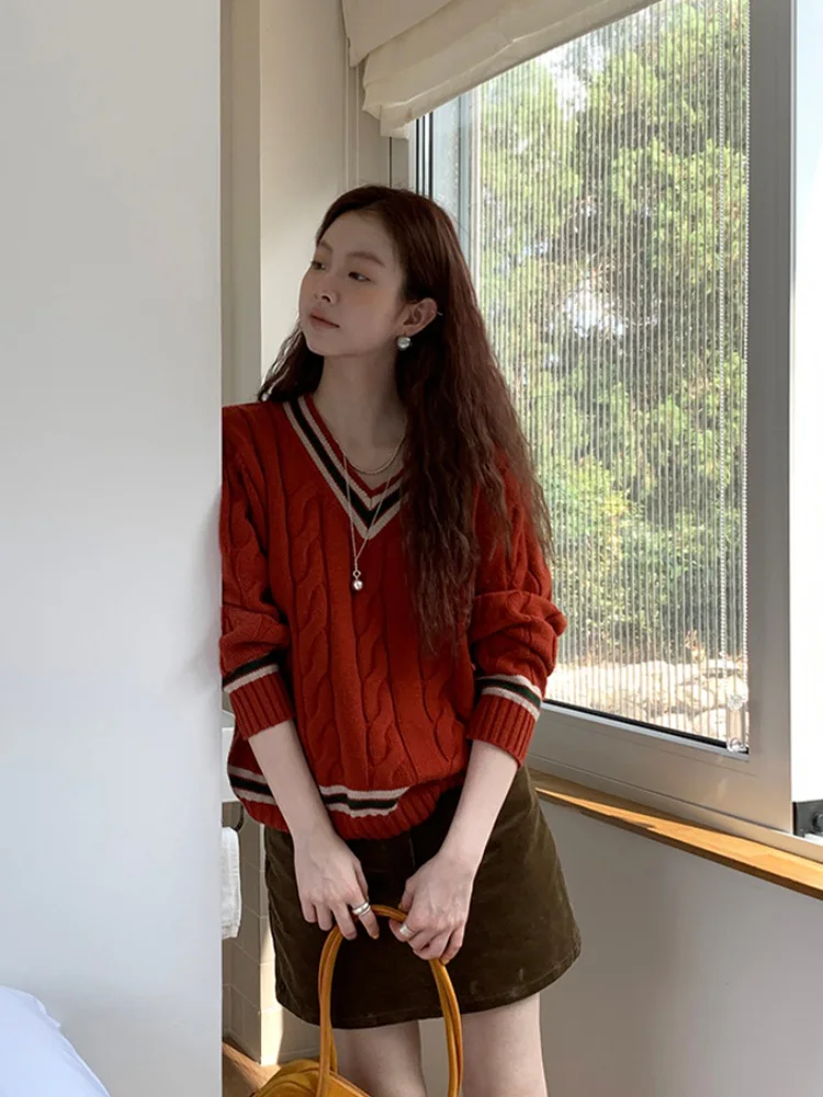 Модный женский вязаный свитер с V-образным вырезом, мягкий, контрастных цветов, свободного кроя, осенне-зимний, стройнящий, повседневный топ
Модный женский вязаный свитер с V-образным вырезом, мягкий, контрастных цветов, свободного кроя, осенне-зимний, стройнящий, повседневный топ