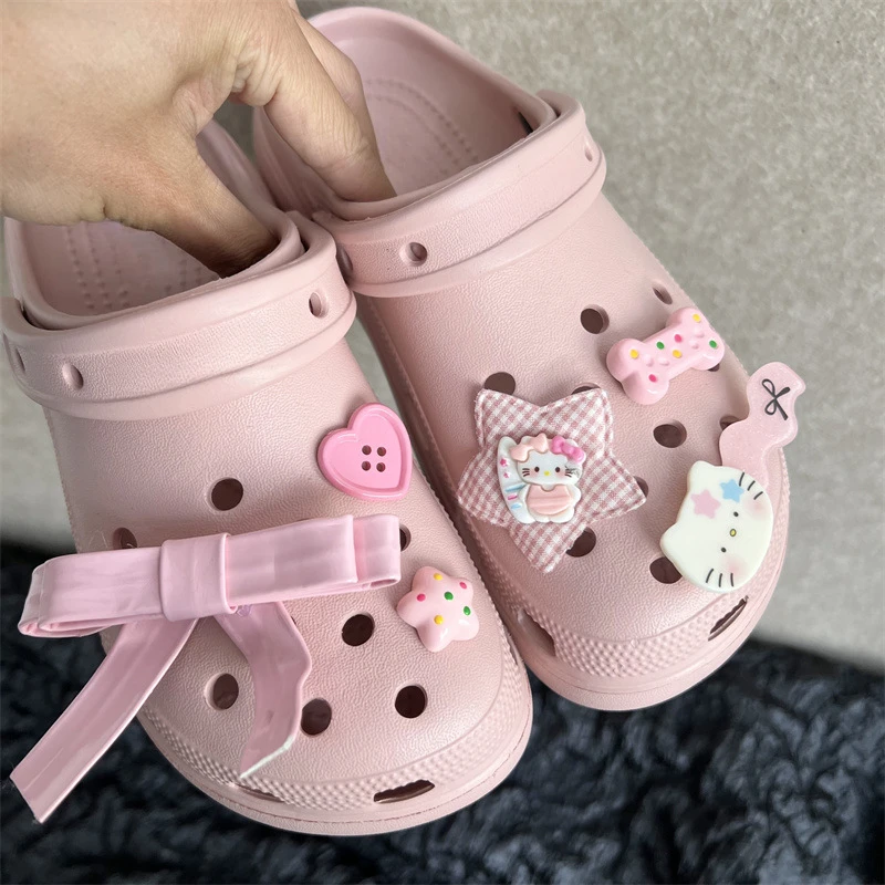 Серия Sanrio, розовый набор подвесок для обуви «Hello Kitty», сабо, сандалии, украшения «сделай сам», аксессуары высшего качества, праздничные подарки для девочек
Серия Sanrio, розовый набор подвесок для обуви «Hello Kitty», сабо, сандалии, украшения «сделай сам», аксессуары высшего качества, праздничные подарки для девочек