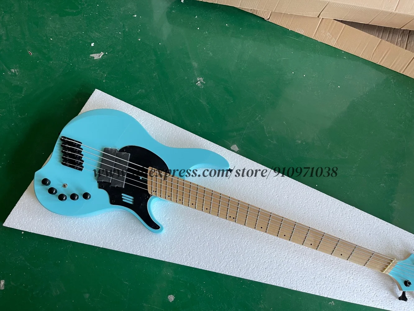 Blue bass, 5-string DingW bass, fixed bridge, solid wood body, maple fingerboard, black pickup board, active battery, customizab
Blue bass, 5-string DingW bass, fixed bridge, solid wood body, maple fingerboard, black pickup board, active battery, customizab