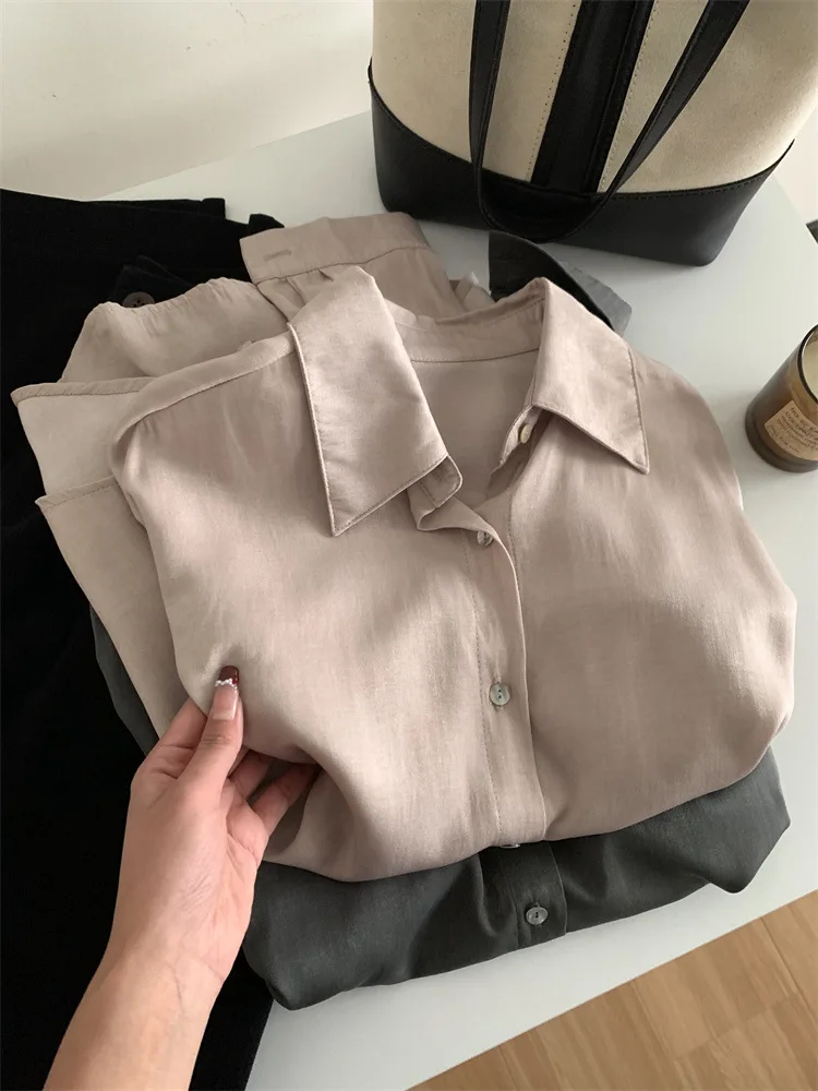 Simulated silk flowing satin shirt for spring and summer 2025 new loose and slimming women's shirt with a sense of drape
Simulated silk flowing satin shirt for spring and summer 2025 new loose and slimming women's shirt with a sense of drape