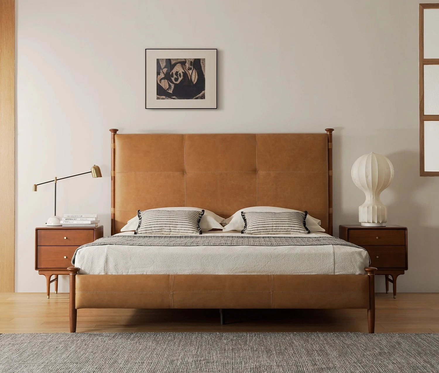 Главная спальня — кожаная кровать с тонким изголовьем и кроватью из цельного дерева с высокой спинкой.
Главная спальня — кожаная кровать с тонким изголовьем и кроватью из цельного дерева с высокой спинкой.