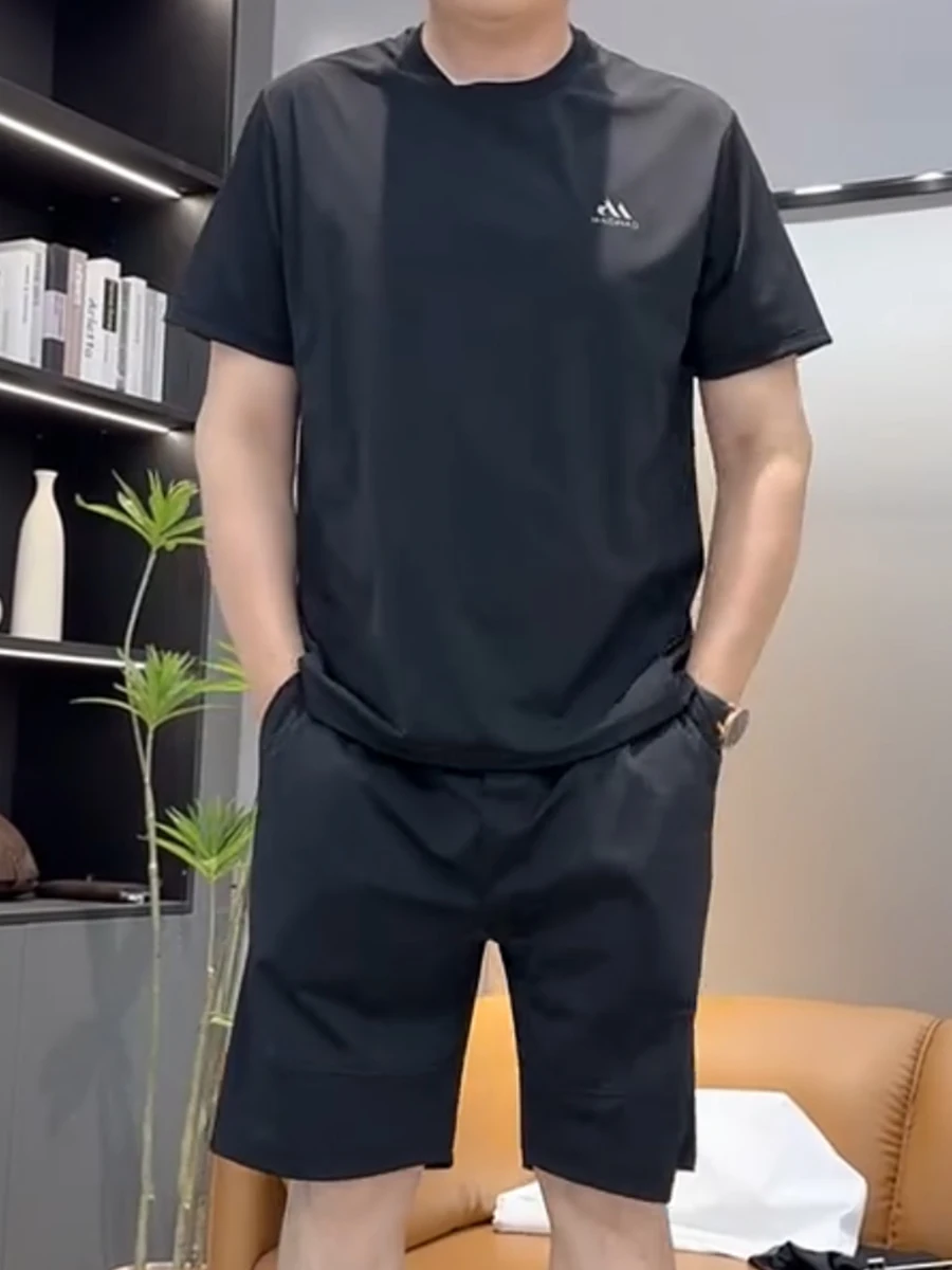 Летний мужской повседневный спортивный костюм 2025 года: комплект из двух предметов с круглым вырезом и коротким рукавом, эластичные шорты, универсальная удобная спортивная одежда
Летний мужской повседневный спортивный костюм 2025 года: комплект из двух предметов с круглым вырезом и коротким рукавом, эластичные шорты, универсальная удобная спортивная одежда