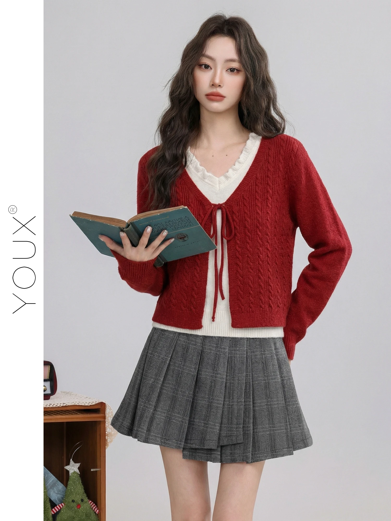 Bordeaux Red New Year Atmosphere Fake Two-Piece Knitted Sweater Women's Spring New Style Loose Fit Long Sleeve V-Neck C...
Bordeaux Red New Year Atmosphere Fake Two-Piece Knitted Sweater Women's Spring New Style Loose Fit Long Sleeve V-Neck C...