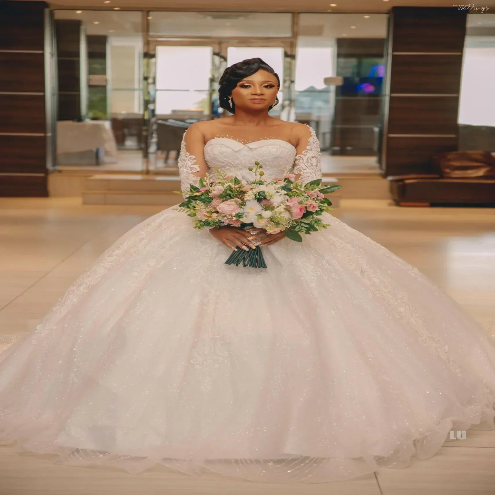 Customized Scoop Neckline Beads Ballgown Wedding Dresses Illusion Long Sleeve Vestido De Novia Corset Back Bridal Gown
Customized Scoop Neckline Beads Ballgown Wedding Dresses Illusion Long Sleeve Vestido De Novia Corset Back Bridal Gown