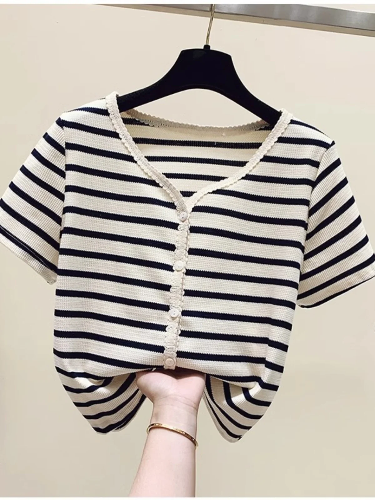 Short Sleeve Knitted T-Shirt Women's V-Neck Vest Brand Tagless Summer Fashion Set Polyester Fabric Collar Two-Piece Set
Short Sleeve Knitted T-Shirt Women's V-Neck Vest Brand Tagless Summer Fashion Set Polyester Fabric Collar Two-Piece Set