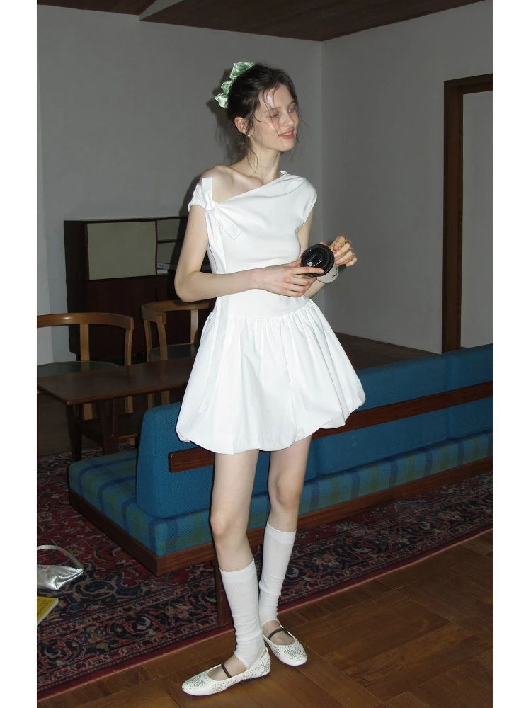 White Sloping Shoulder Lace Up Floral Bud Dress with Sleeveless and Minimalist Style for Girls, Slimming Off A-line Short Skirt
White Sloping Shoulder Lace Up Floral Bud Dress with Sleeveless and Minimalist Style for Girls, Slimming Off A-line Short Skirt